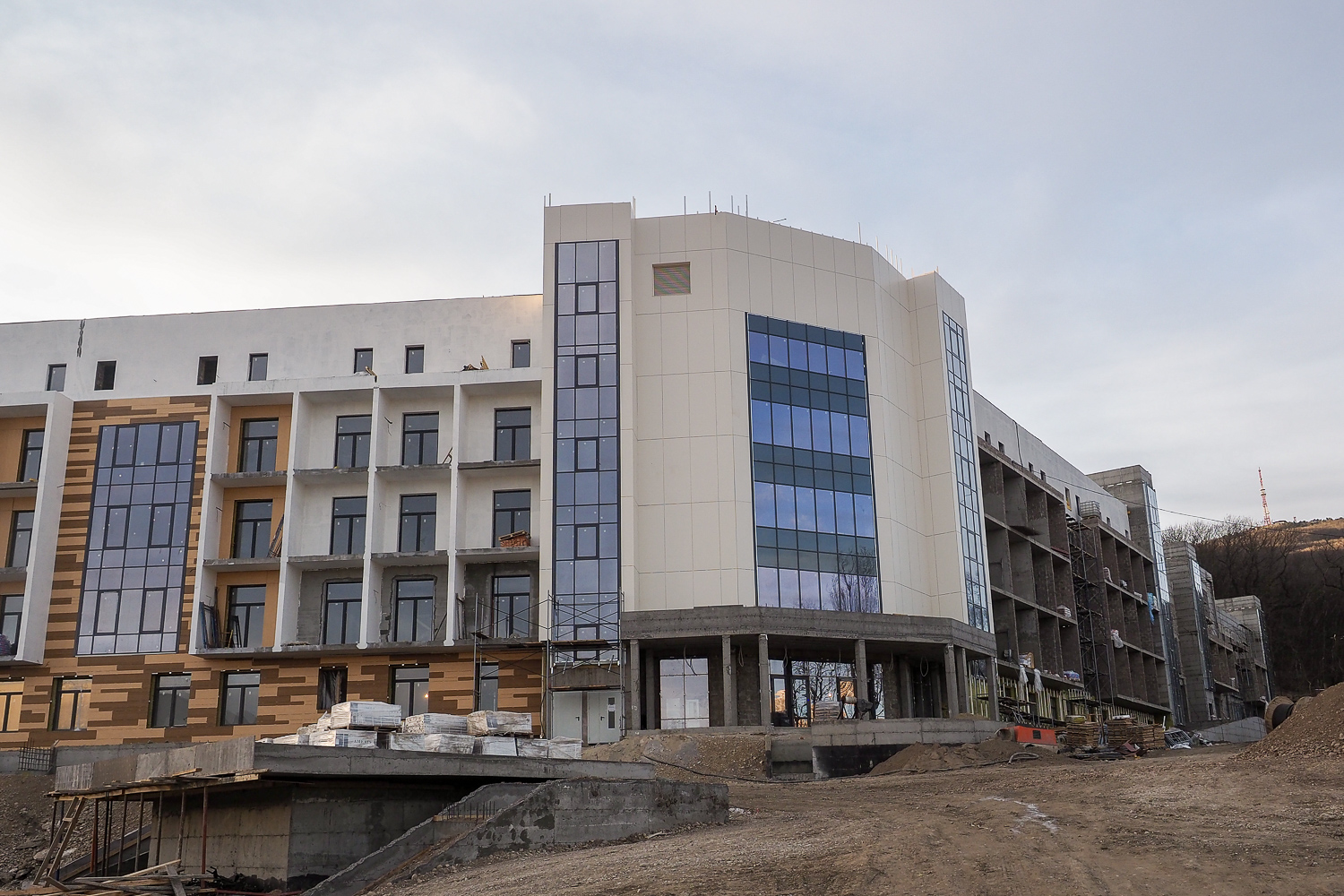 Николай Великдань проверил ход строительства молодёжного центра «Машук»