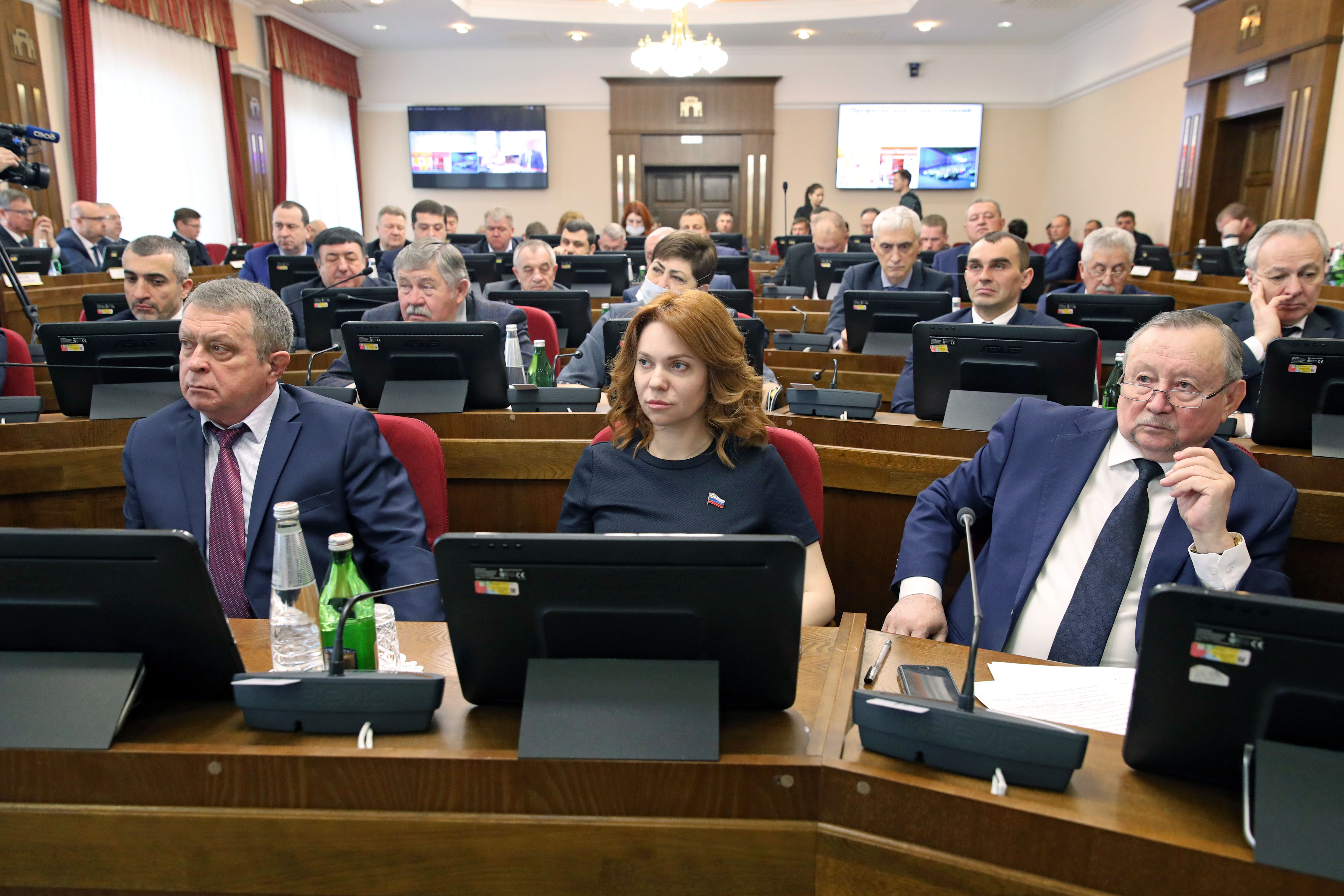 Федеральная законодательная инициатива и новая редакция Устава: основные решения мартовского заседания краевой Думы