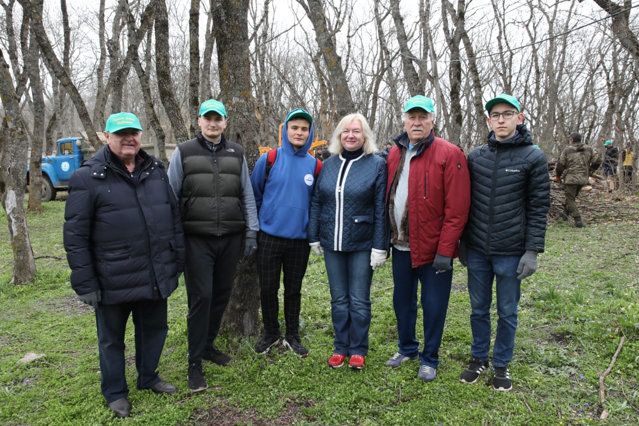 Депутаты краевой Думы провели субботник на Машуке