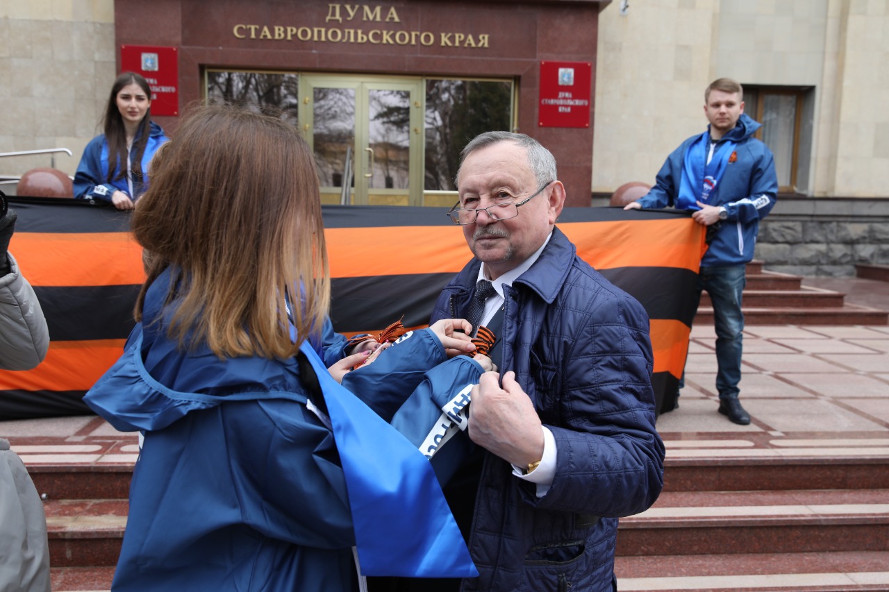 Краевые депутаты стали участниками акции «Георгиевская ленточка»