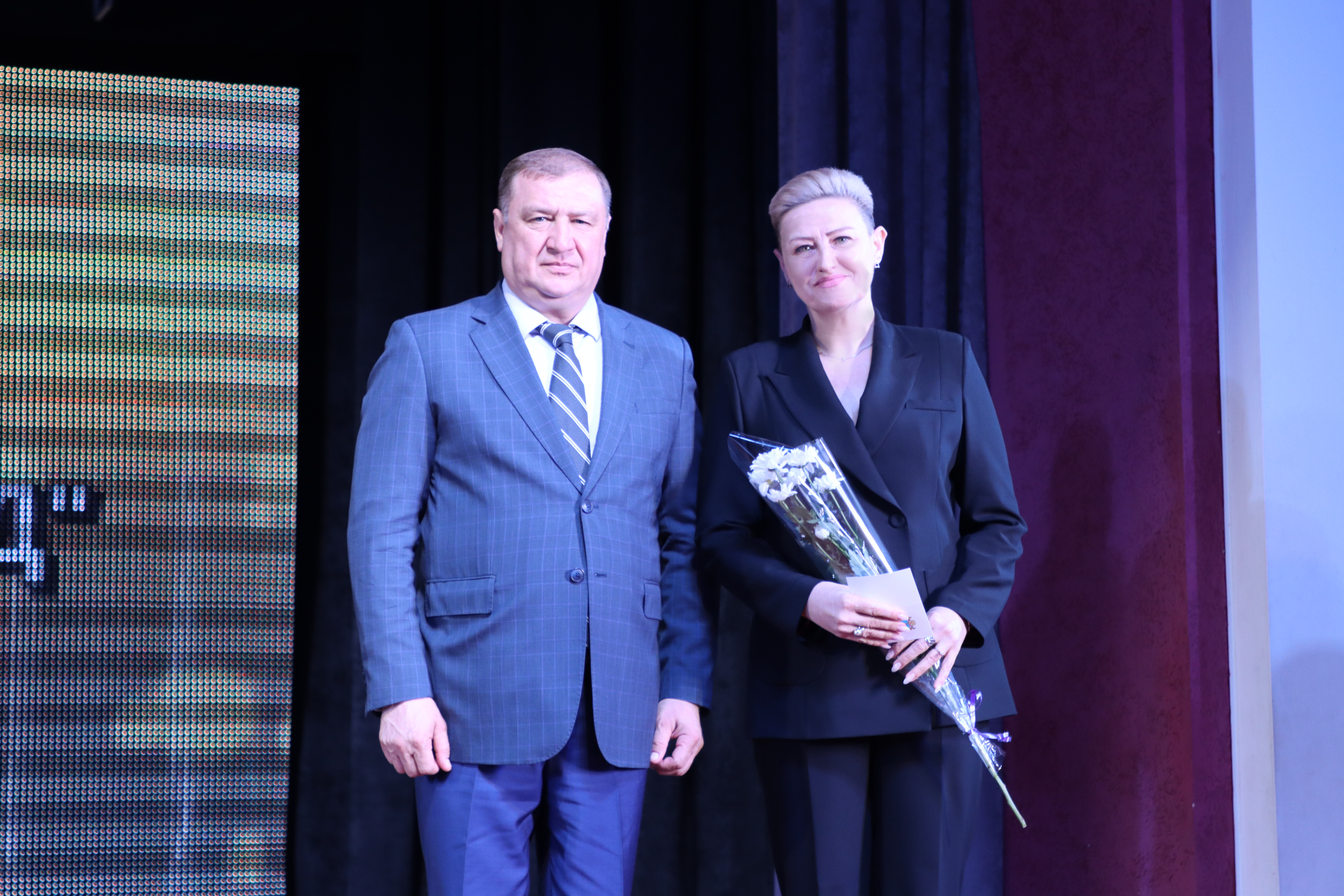 Первый вице-спикер Андрей Петренко вручил Почётные грамоты Думы муниципальным служащим Ипатовского округа