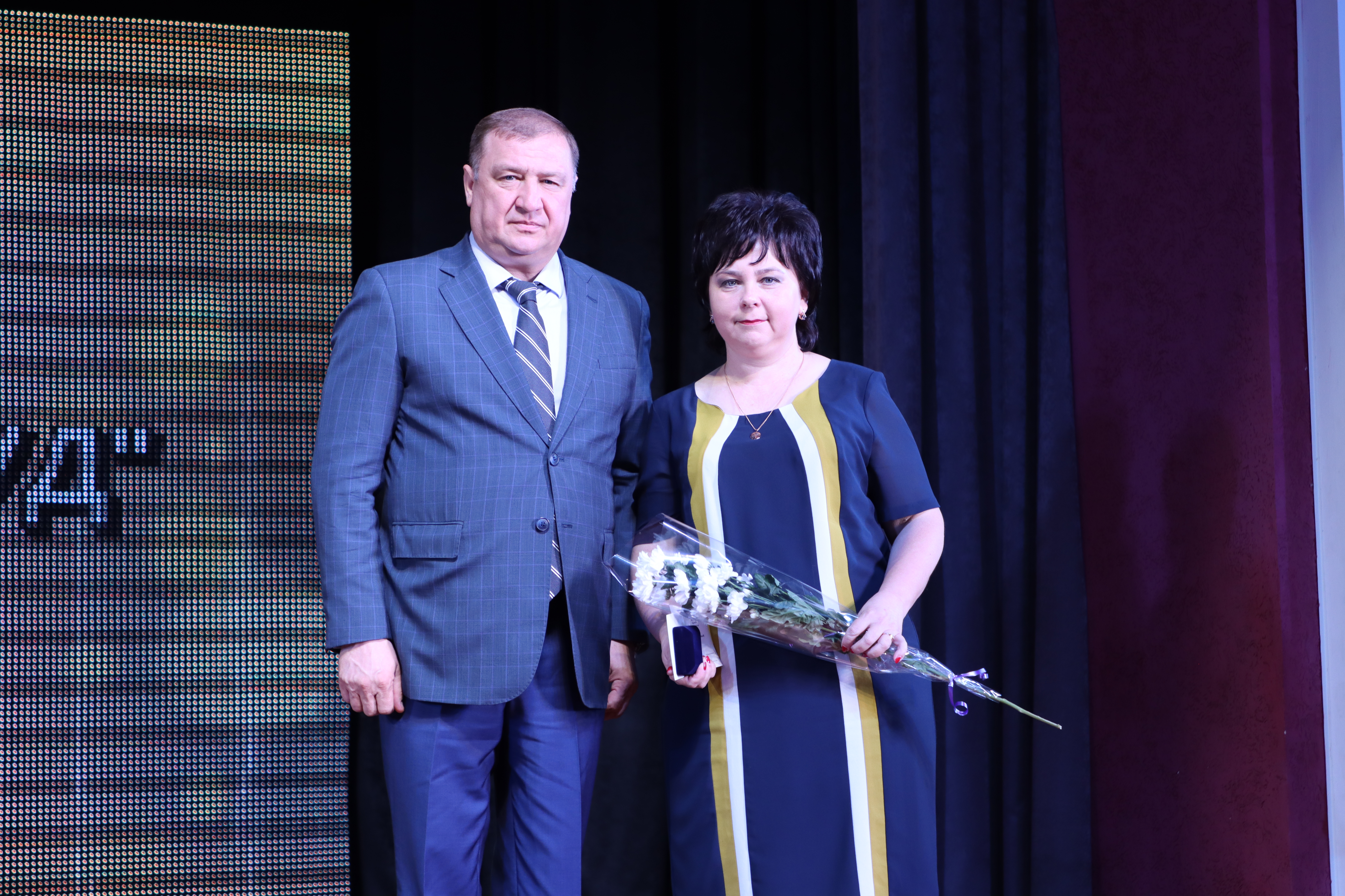 Первый вице-спикер Андрей Петренко вручил Почётные грамоты Думы муниципальным служащим Ипатовского округа