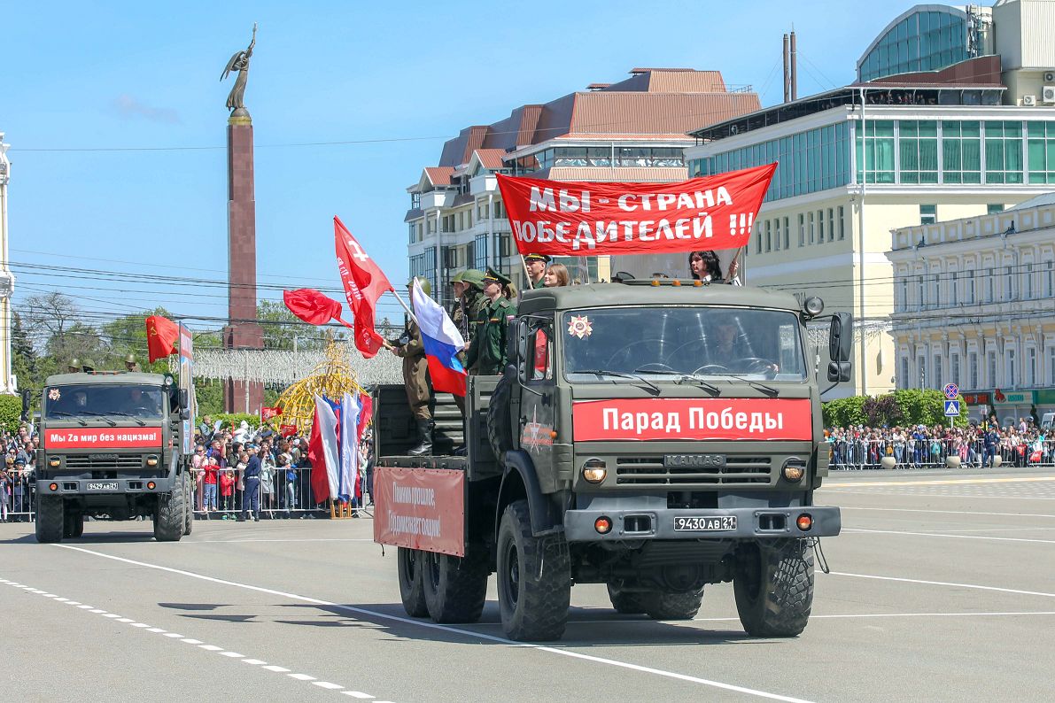 Председатель краевой Думы прошёл в колонне Бессмертного полка с портретом Героя Советского Союза Владимира Ткачёва