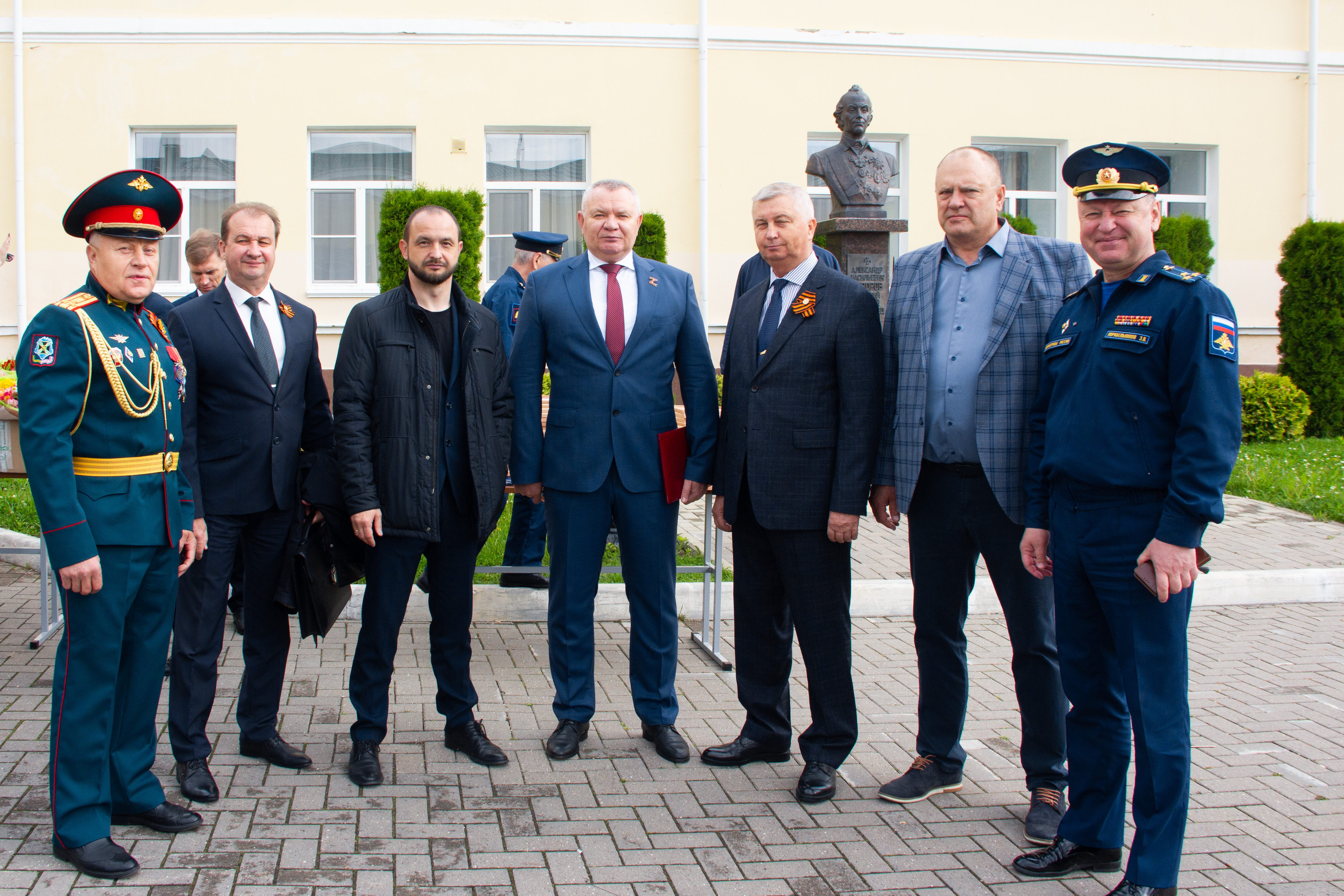 Депутат Сергей Шевелёв поздравил воспитанников Ставропольского президентского кадетского училища с Последним звонком