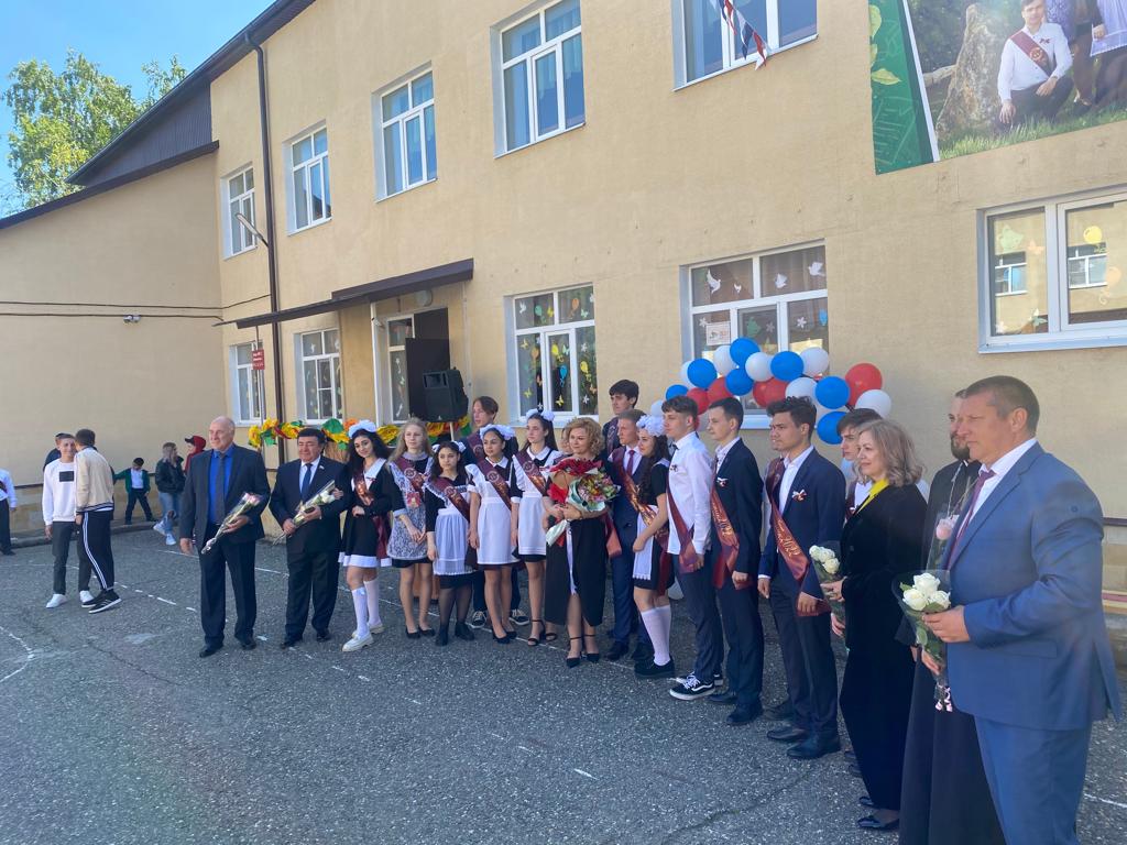 Депутаты краевой Думы поздравили выпускников с окончанием школы