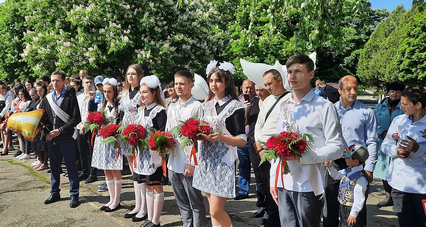 Депутаты краевой Думы поздравили выпускников с окончанием школы