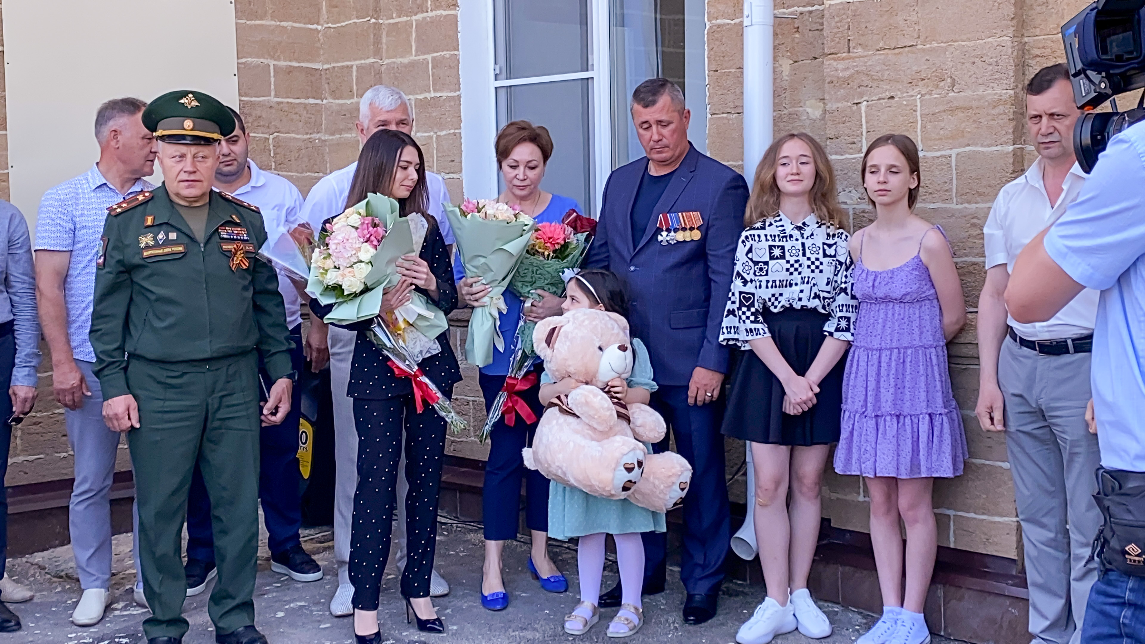 В Ставрополе открыли памятную доску в честь участника специальной военной операции на Украине — Героя России Максима Шикина