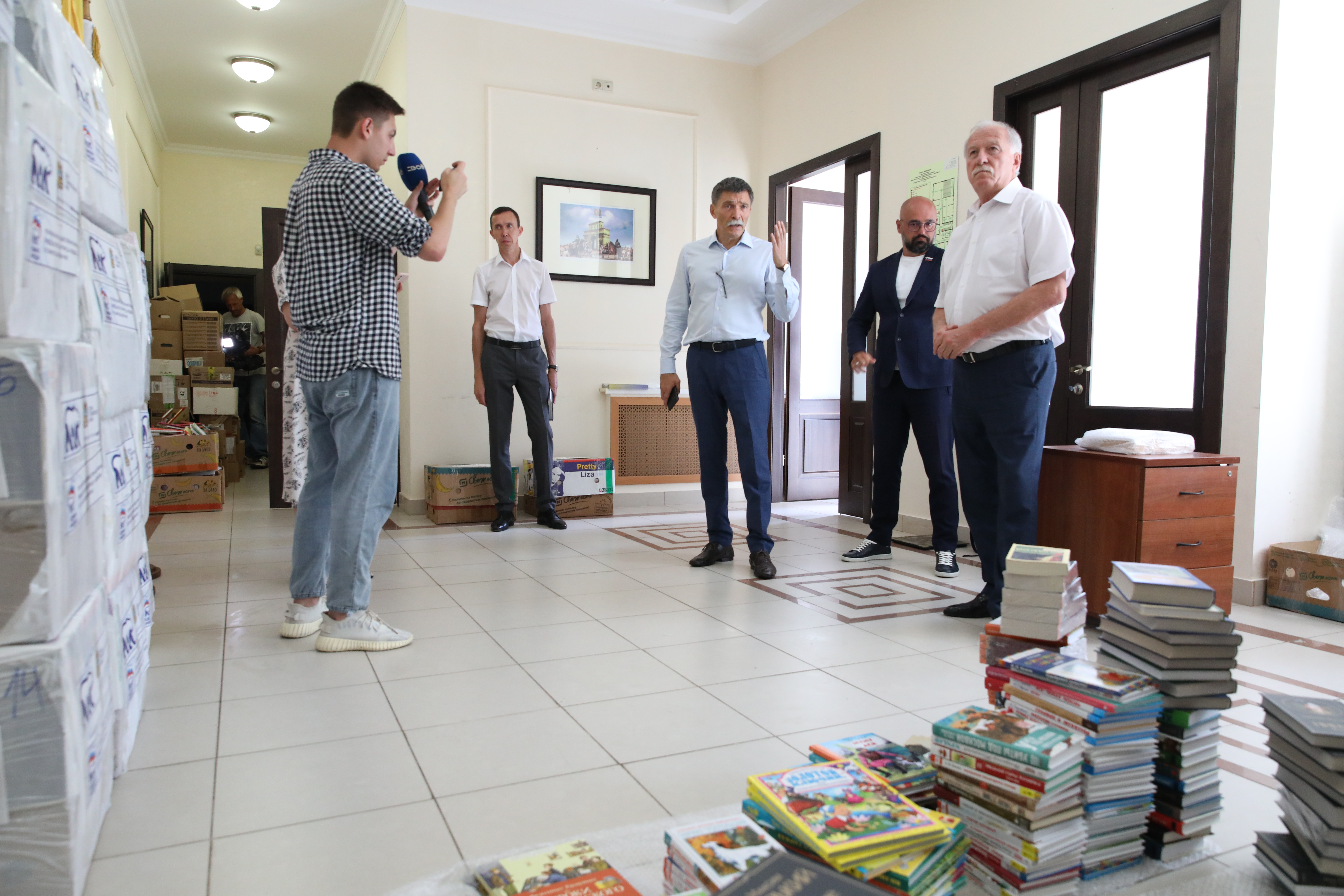 Депутаты Думы Ставрополья закупили книги для школьников ЛНР