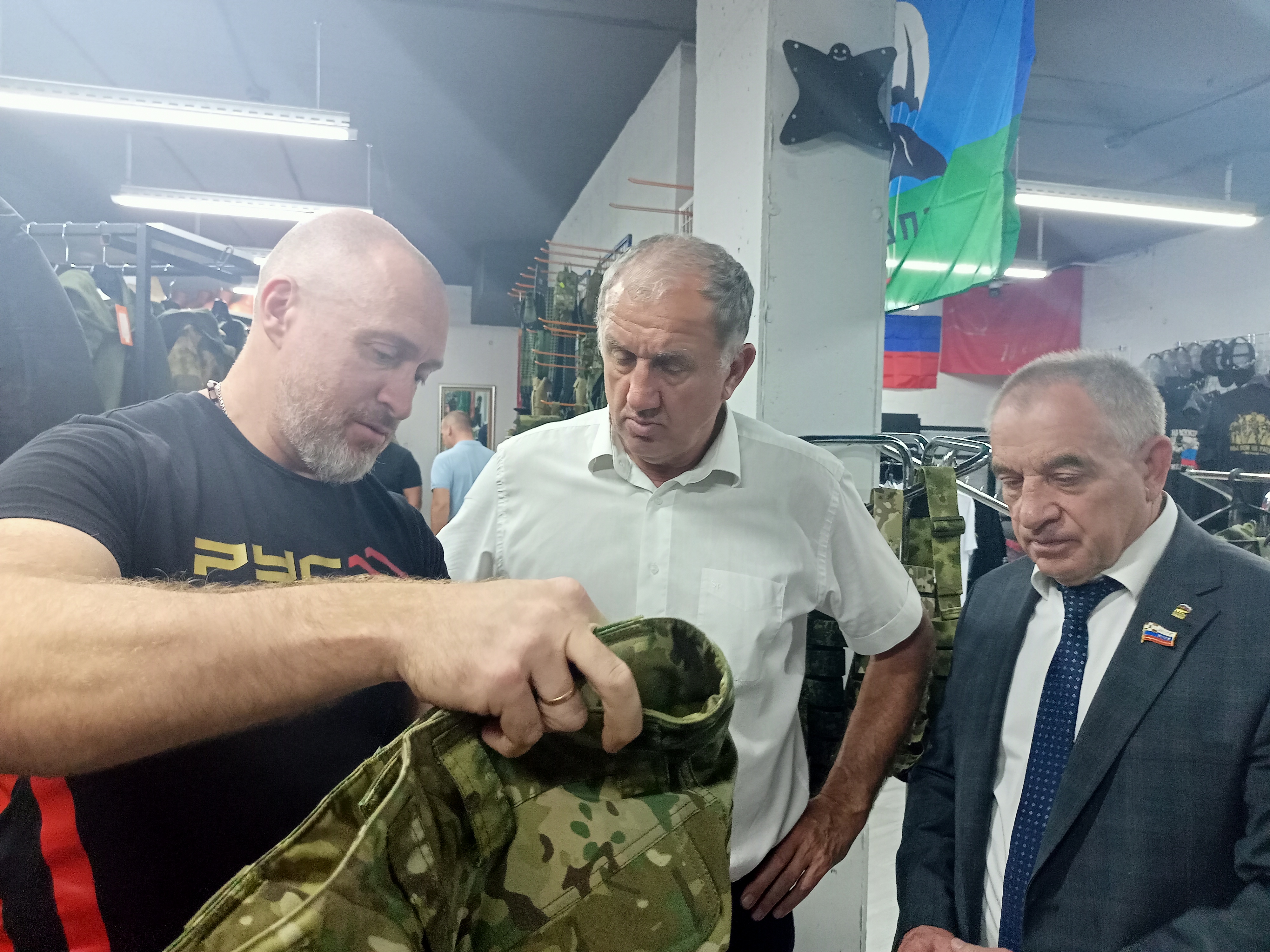 Депутаты краевой Думы проверили цены на армейскую экипировку в специализированных магазинах Ставрополя