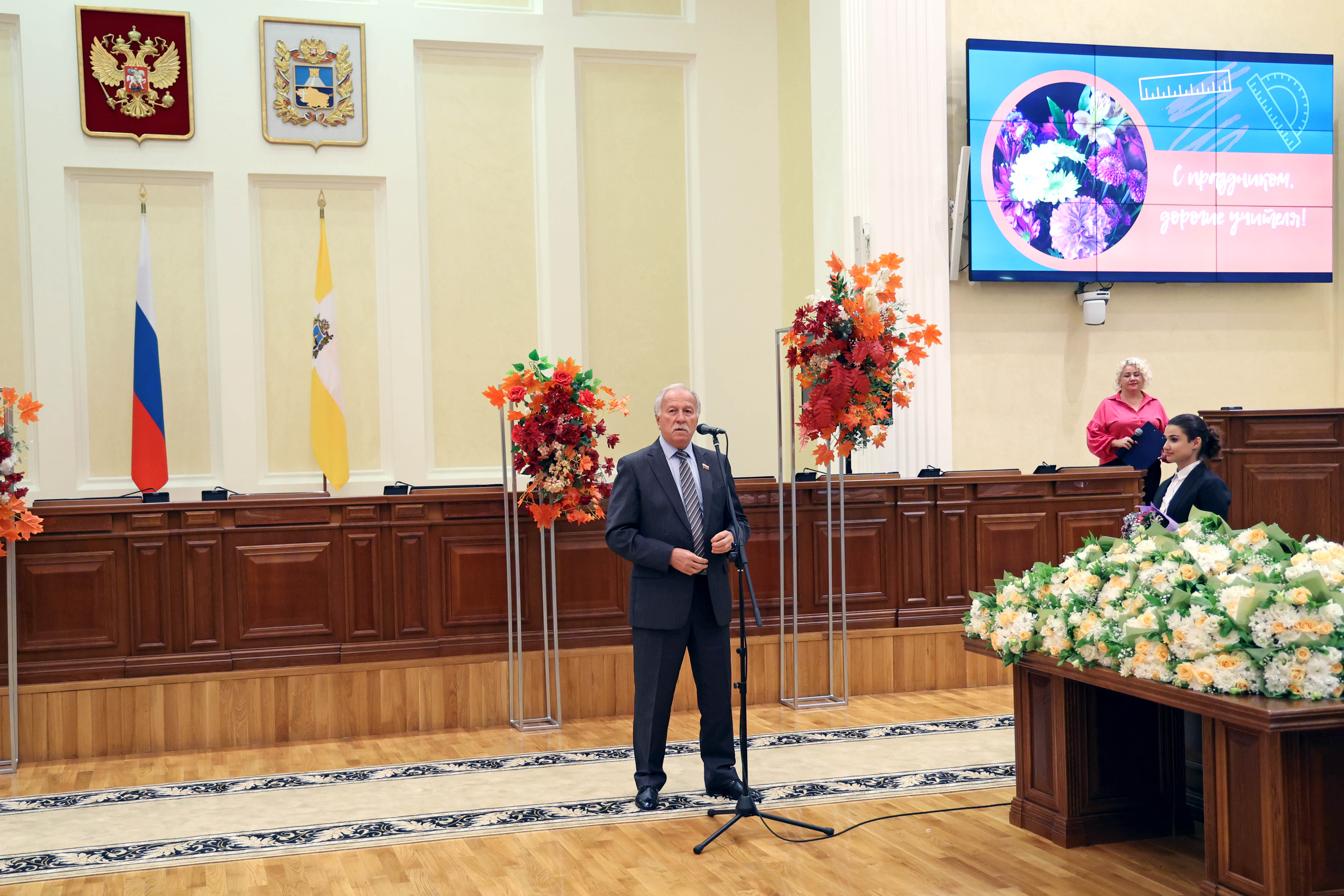 Николай Великдань вручил награды краевой Думы  лучшим педагогам Ставрополья