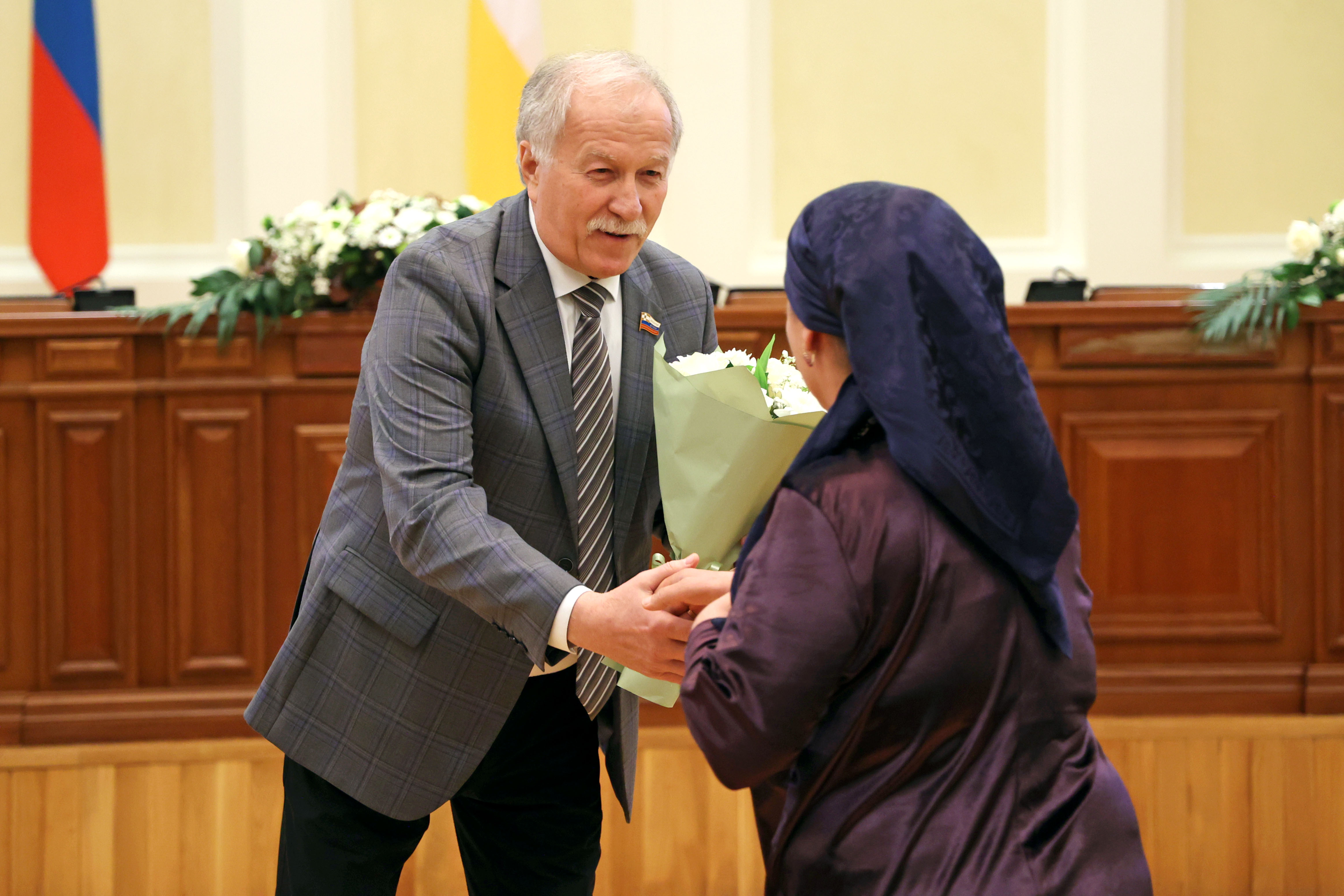 Председатель краевой Думы вручил медали «Материнская слава»