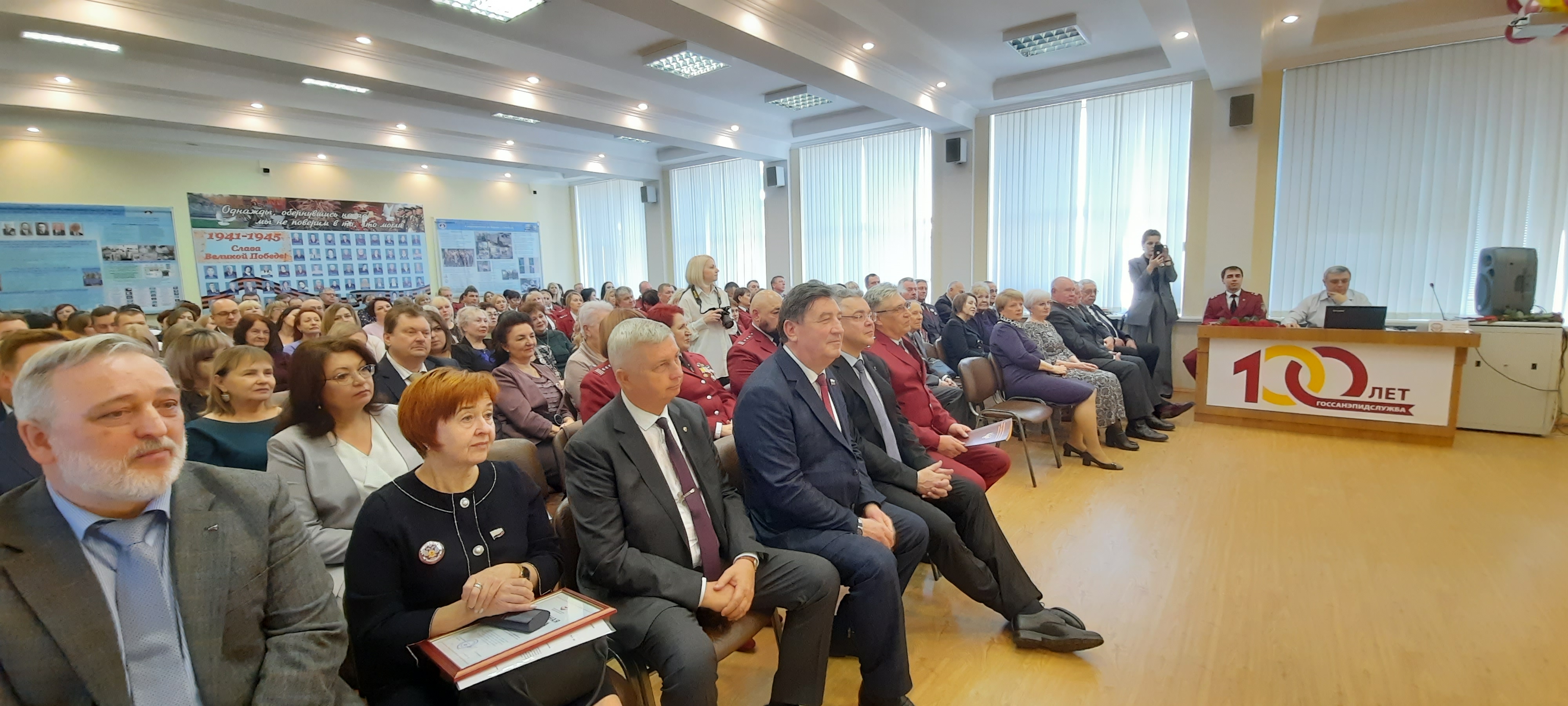 Виктор Гончаров поздравил коллектив Роспотребнадзора со 100-летием образования службы