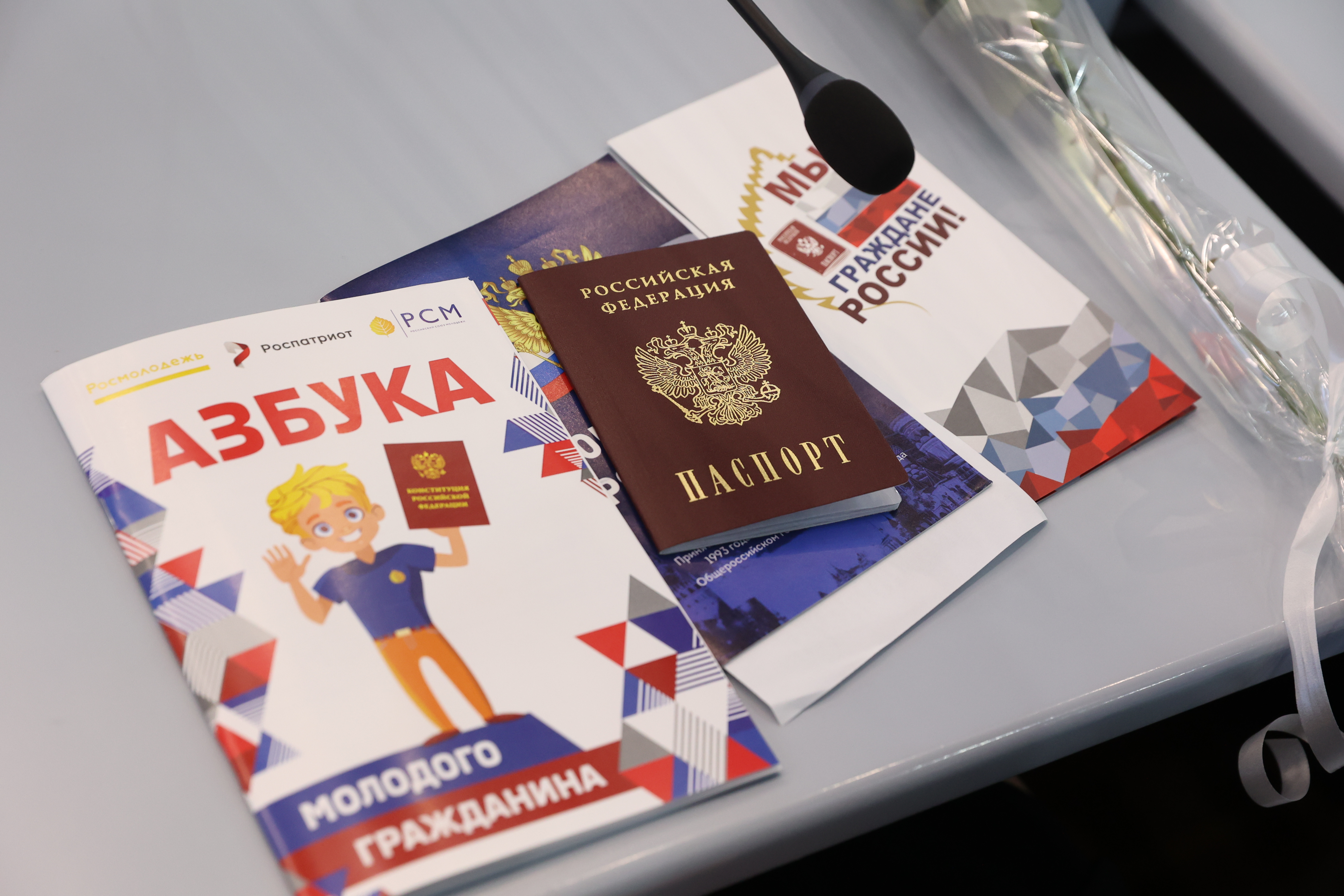 Николай Великдань в День Конституции вручил паспорта юным жителям края