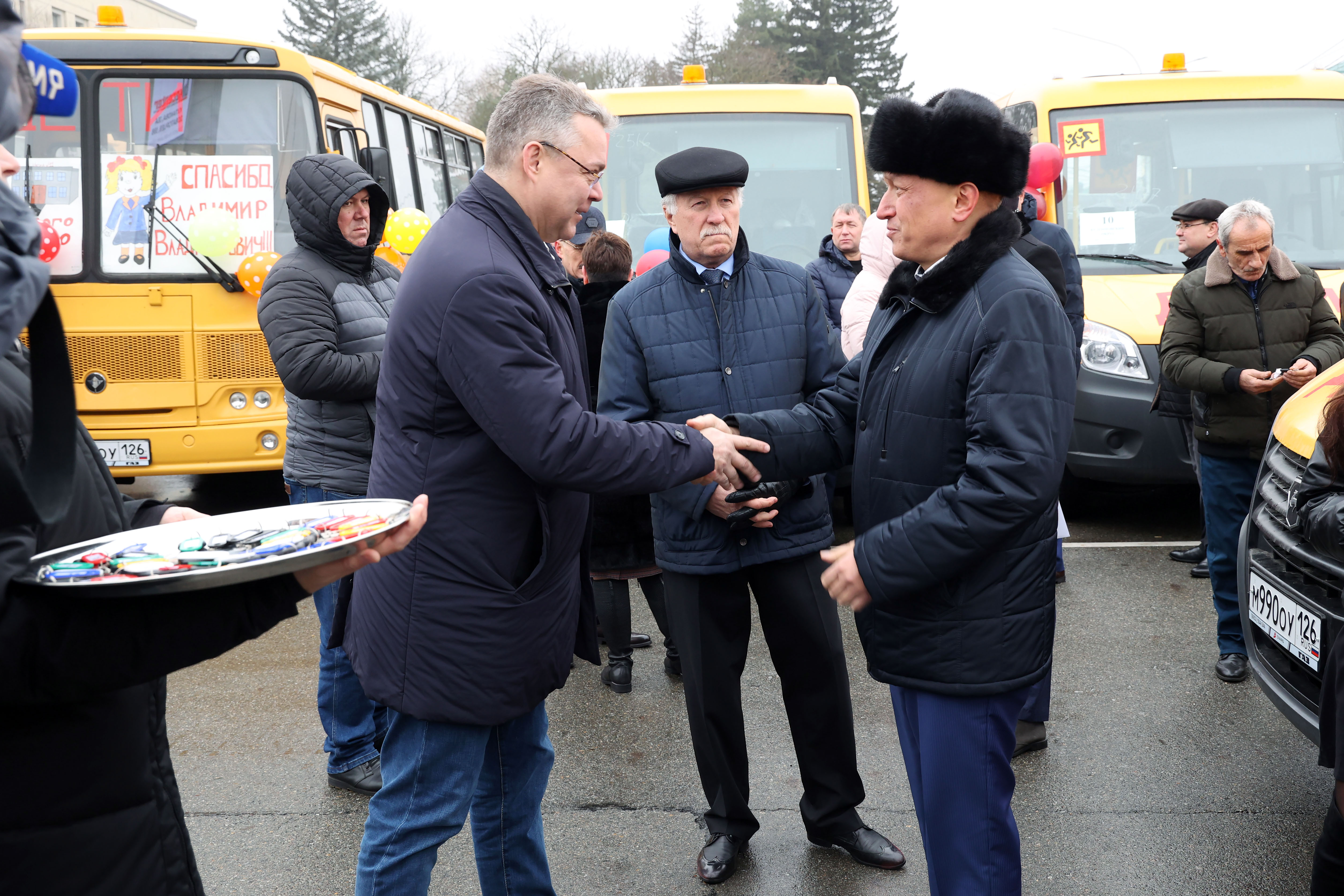 Николай Великдань вручил ключи от новых школьных автобусов