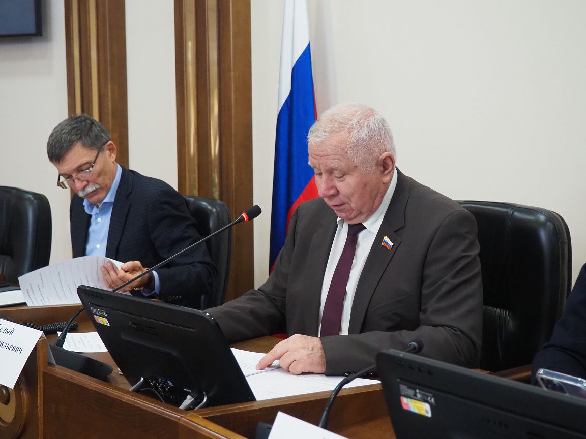 В краевой Думе рассмотрен законопроект, направленный на повышение эффективности муниципальных закупок