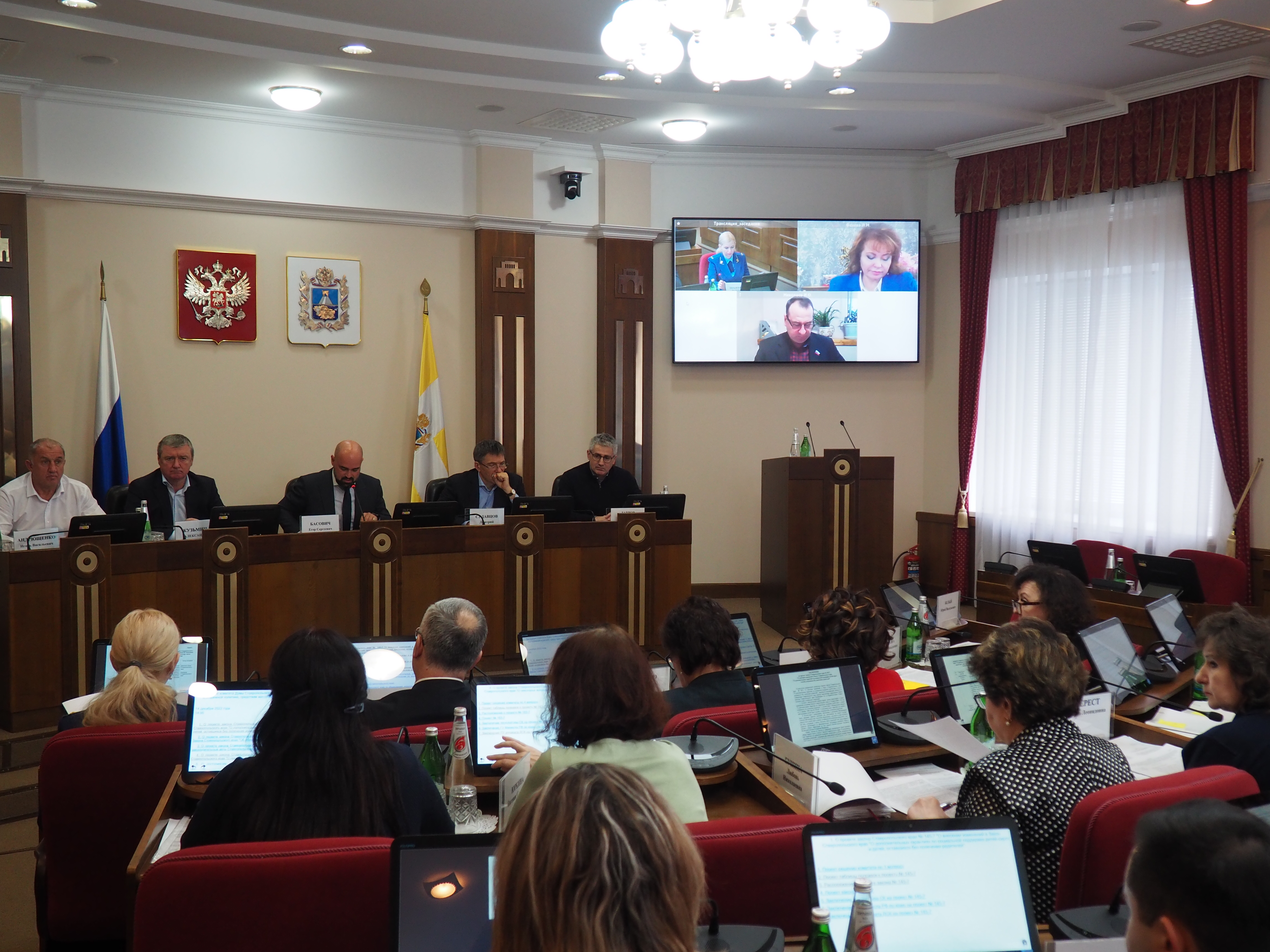 Законопроекты, расширяющие меры соцподдержки для детей-сирот и детей мобилизованных, рассматривают в Думе края