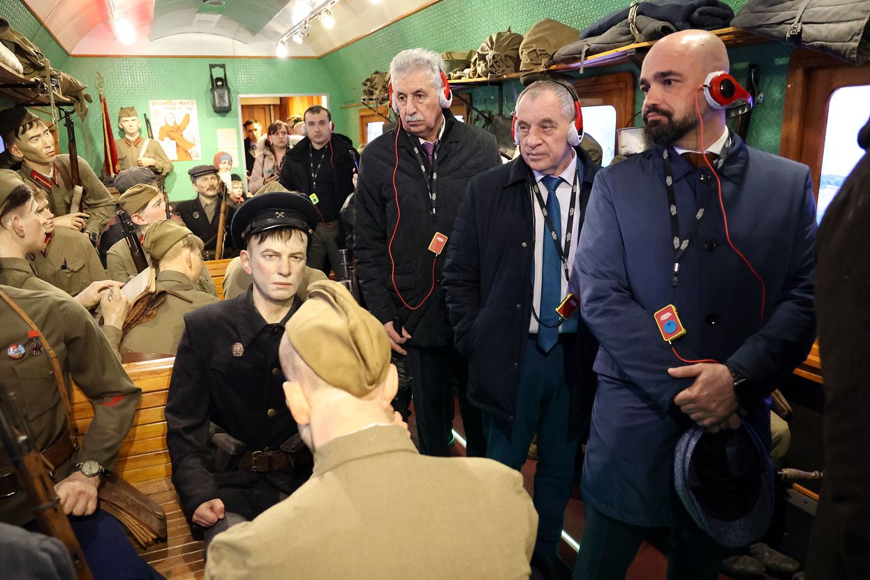 Краевые депутаты ознакомились с экспозицией передвижного музея «Поезд Победы»