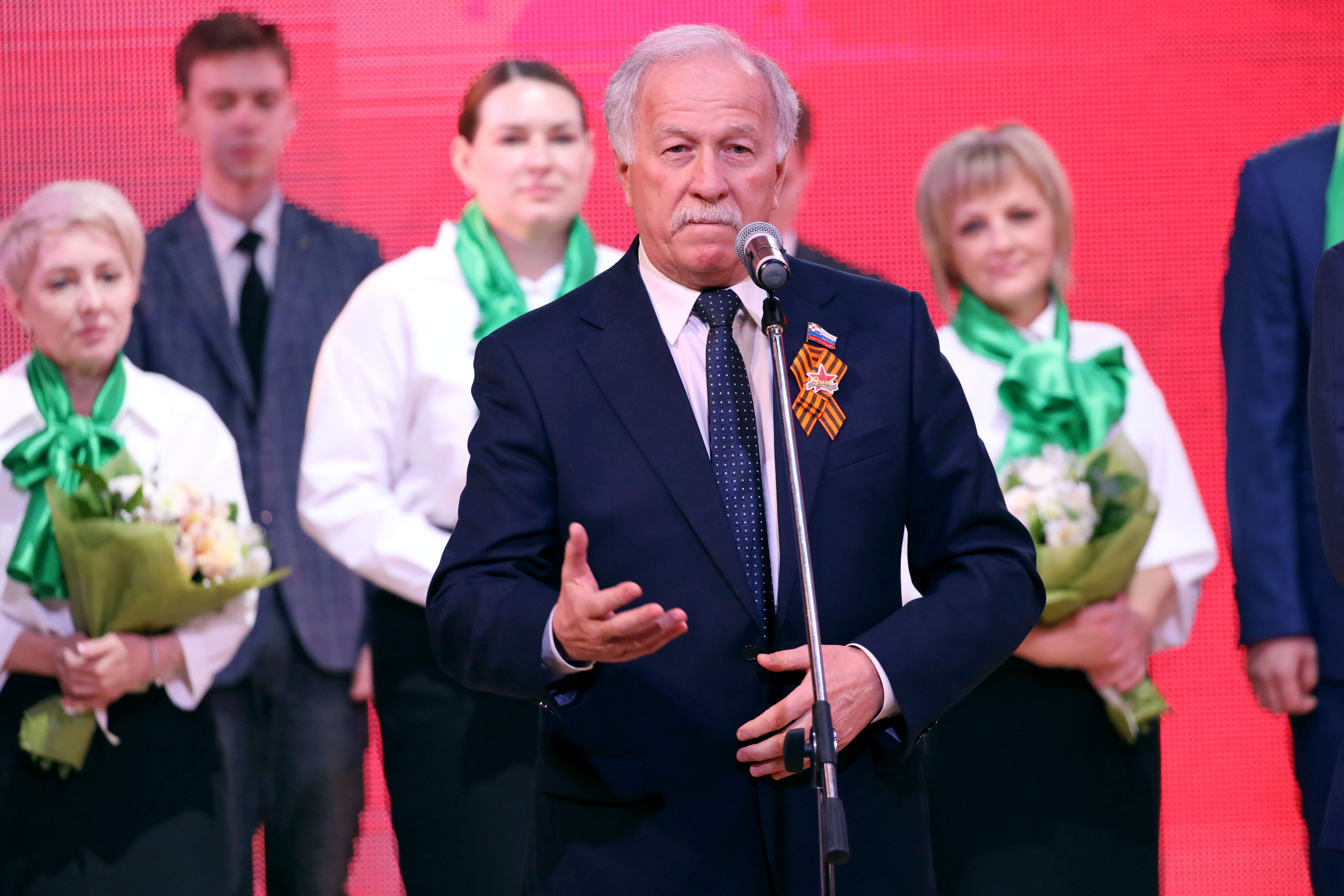 Николай Великдань вручил премии Думы Ставропольского края лучшим учителям и воспитателям