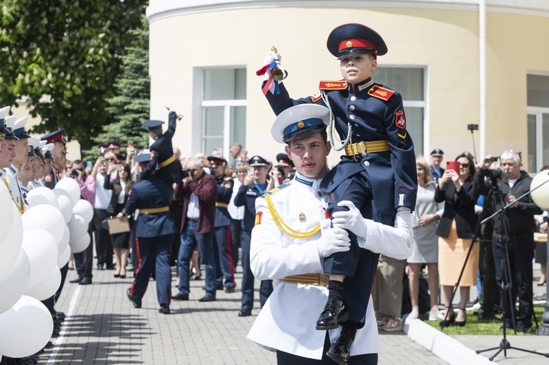 Сергей Шевелев принял участие в Последнем звонке в Ставропольском президентском кадетском училище