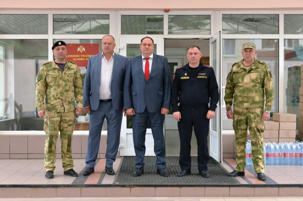 Депутат Сергей Шевелев передал ставропольский борщ военнослужащим Росгвардии, выполняющим задачи в зоне СВО