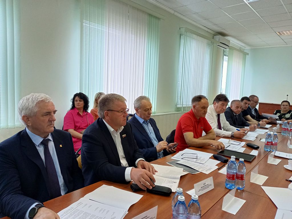 Краевые депутаты предложили использовать возможности автотранспортных предприятий, чтобы создавать спецстоянки для грузовиков