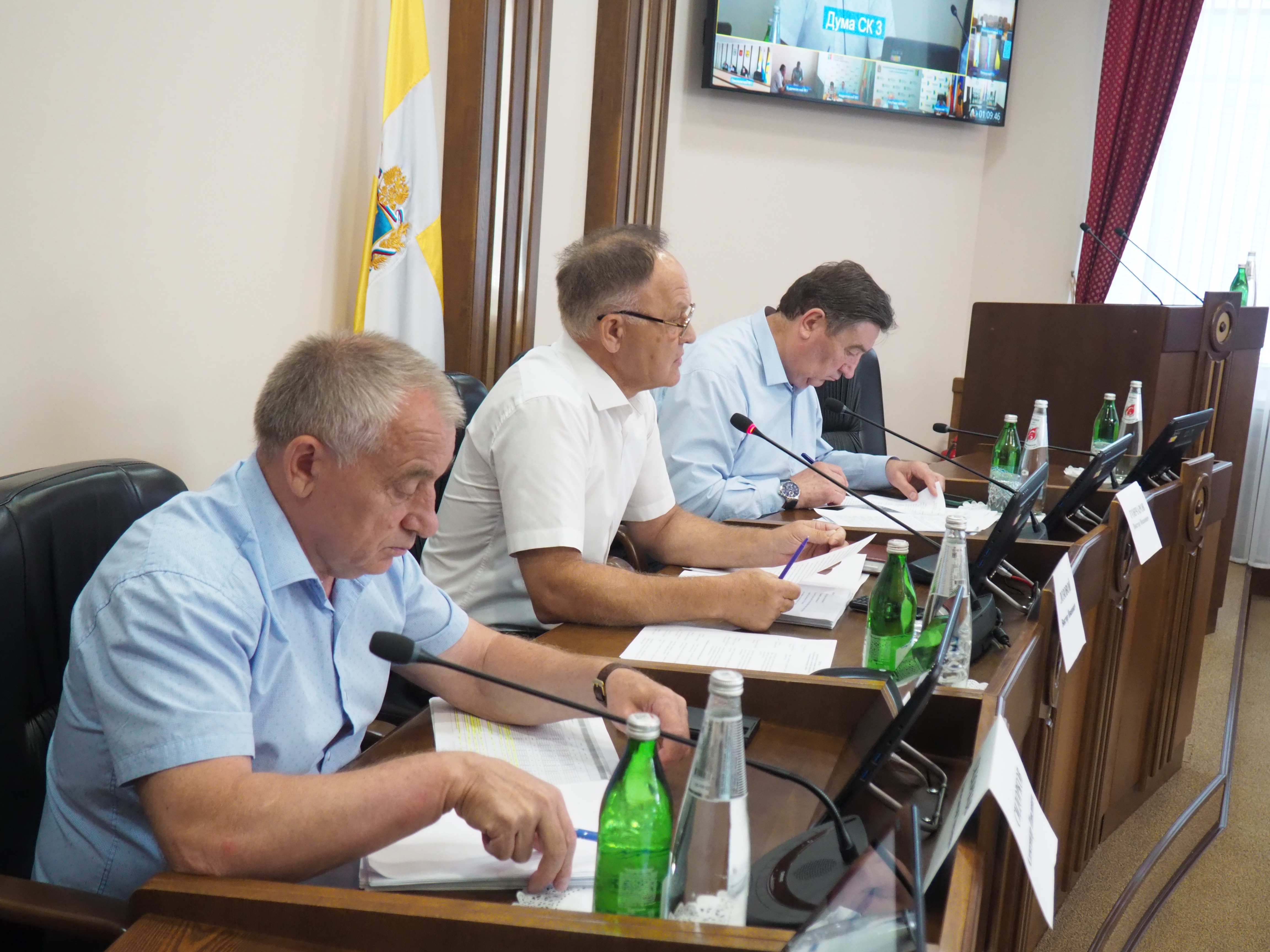 Краевые депутаты обеспокоены затянувшимися сроками дорожных работ и благоустройства в муниципальных образованиях