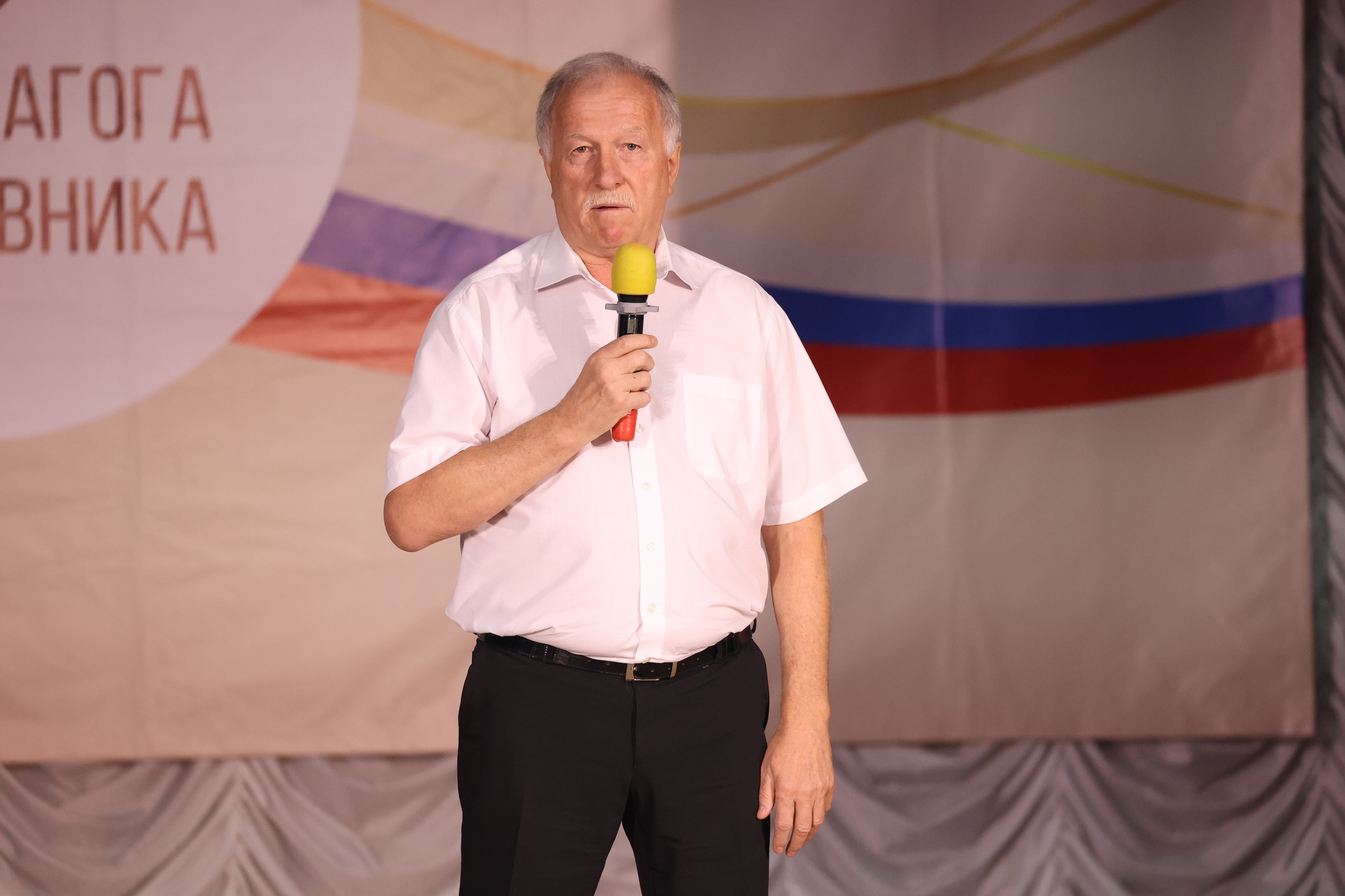 Николай Великдань наградил учителей на августовской педагогической конференции в Труновском округе