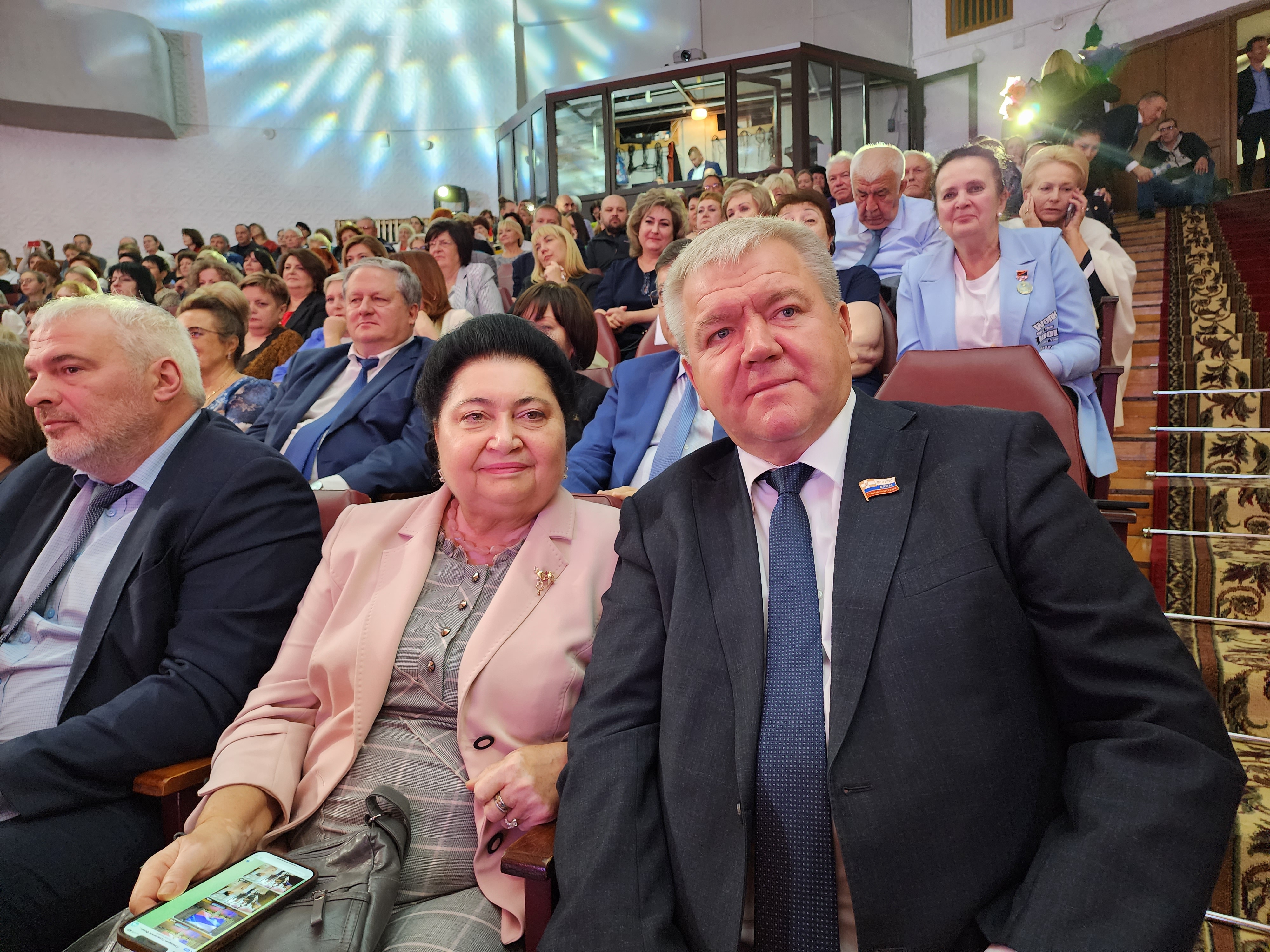 Краевые депутаты поздравили работников курортной сферы с Днем профсоюзного курорта