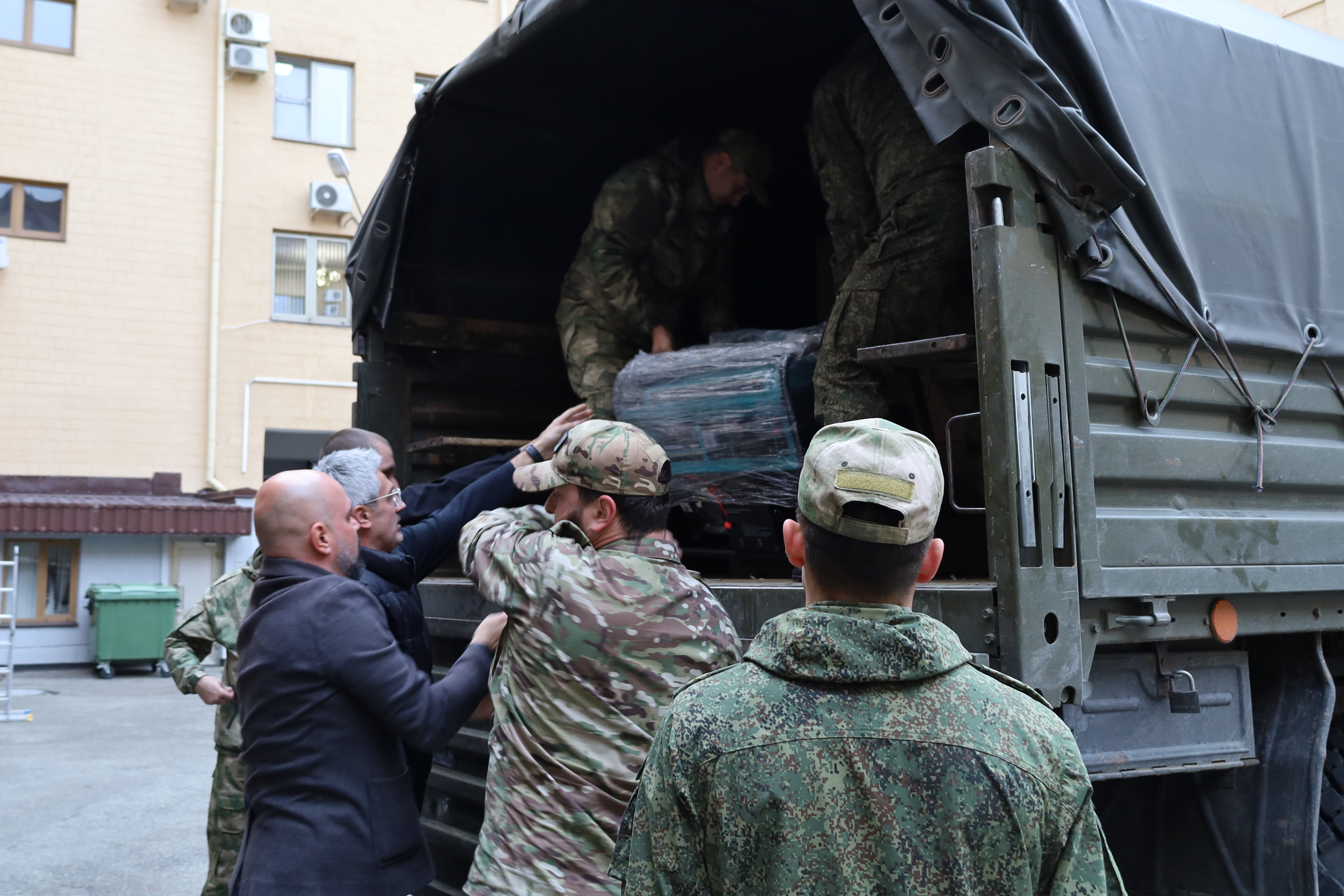 Краевые депутаты передали гуманитарный груз ставропольским бойцам в зоне СВО
