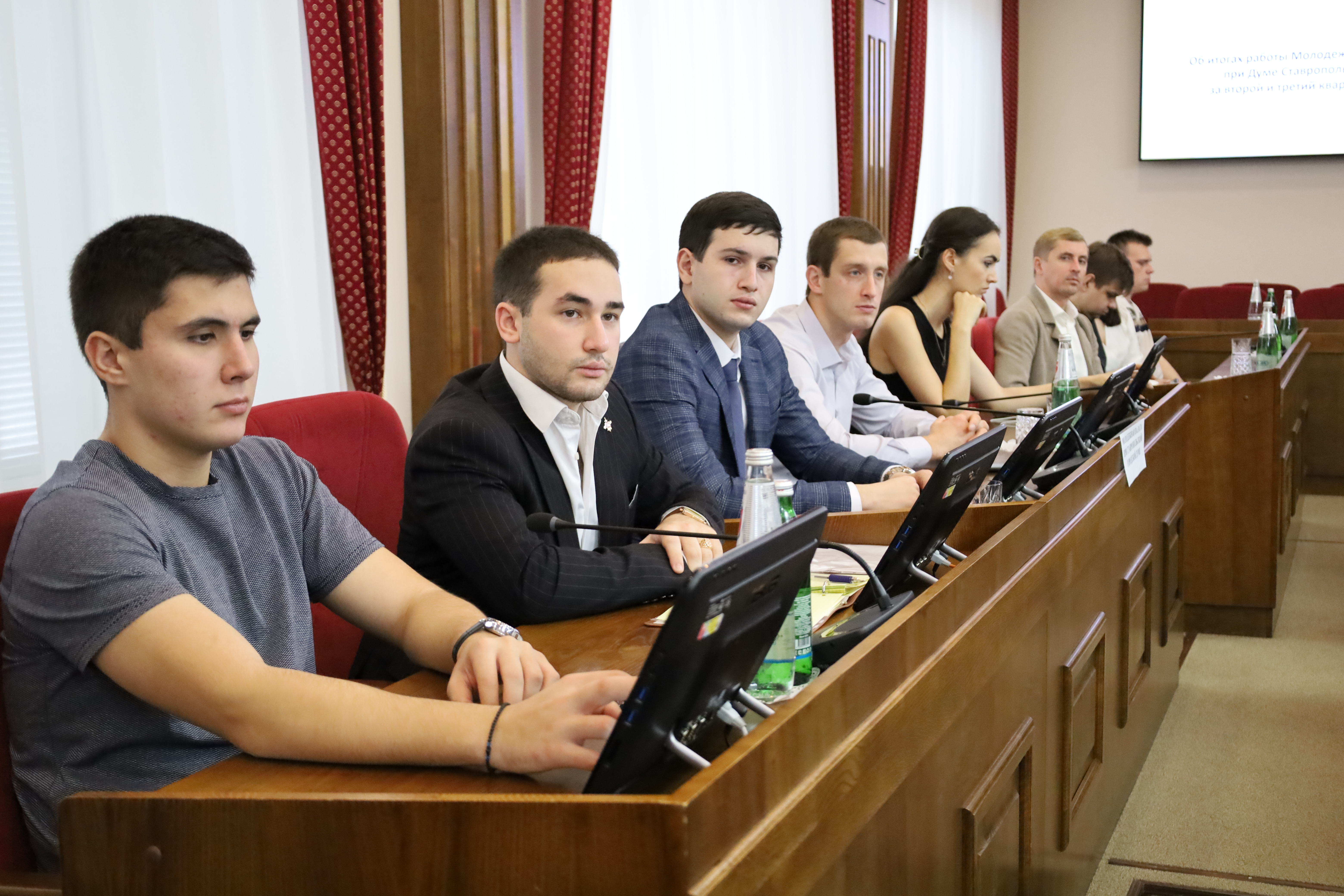 Молодые парламентарии подвели промежуточные итоги работы