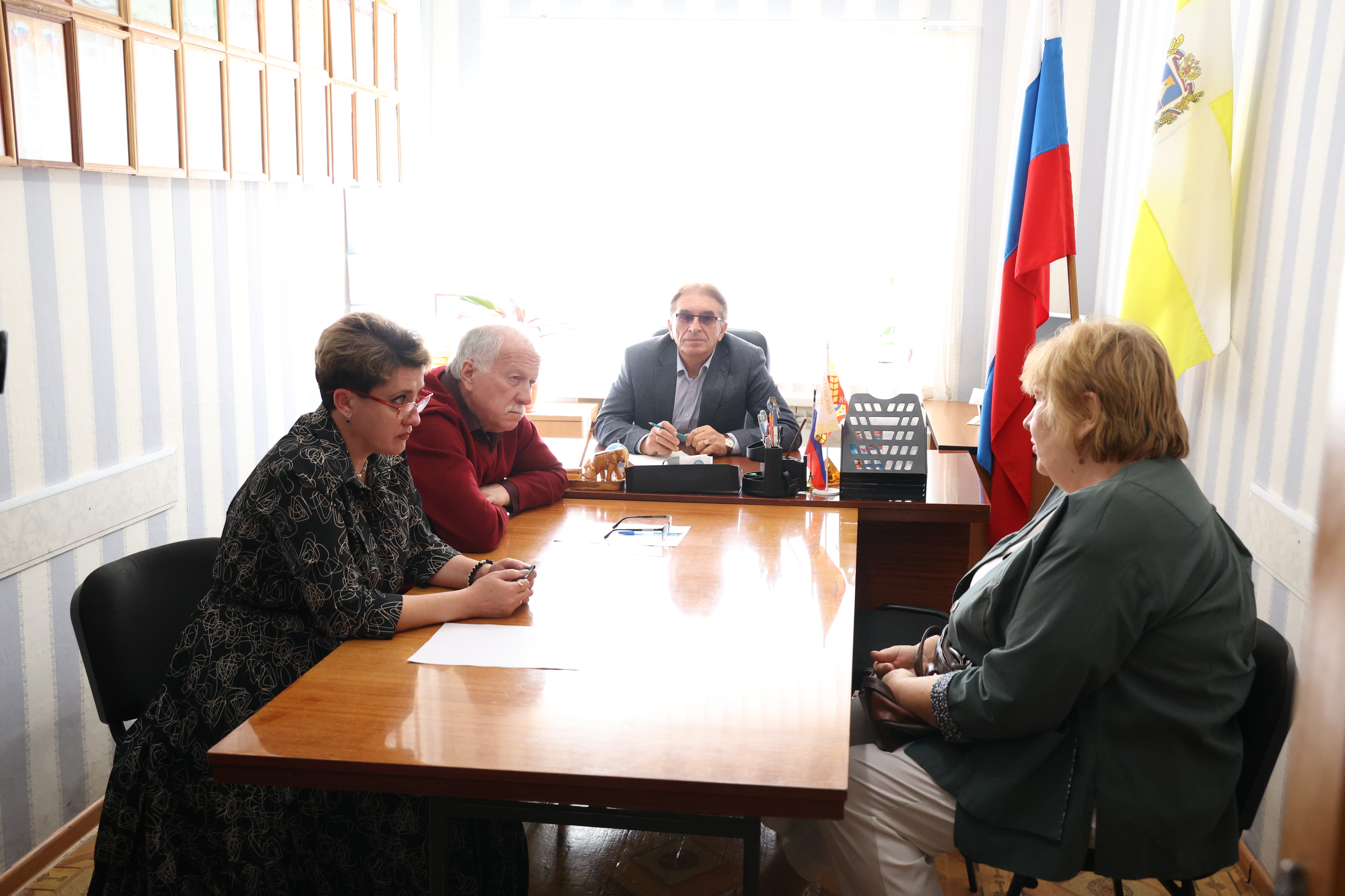 Николай Великдань провел личный прием граждан в Ипатовском округе