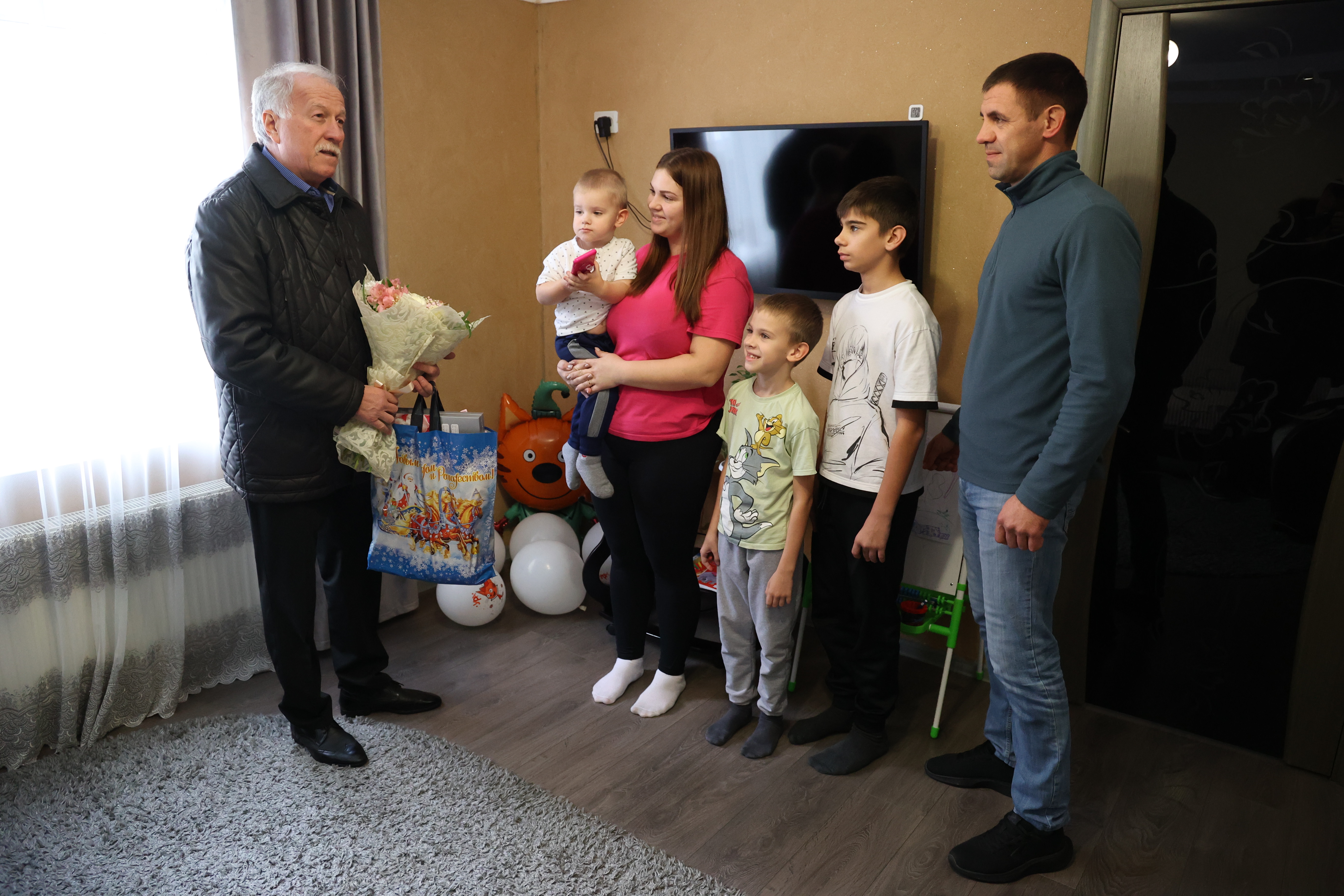 Николай Великдань навестил многодетные семьи Труновского округа