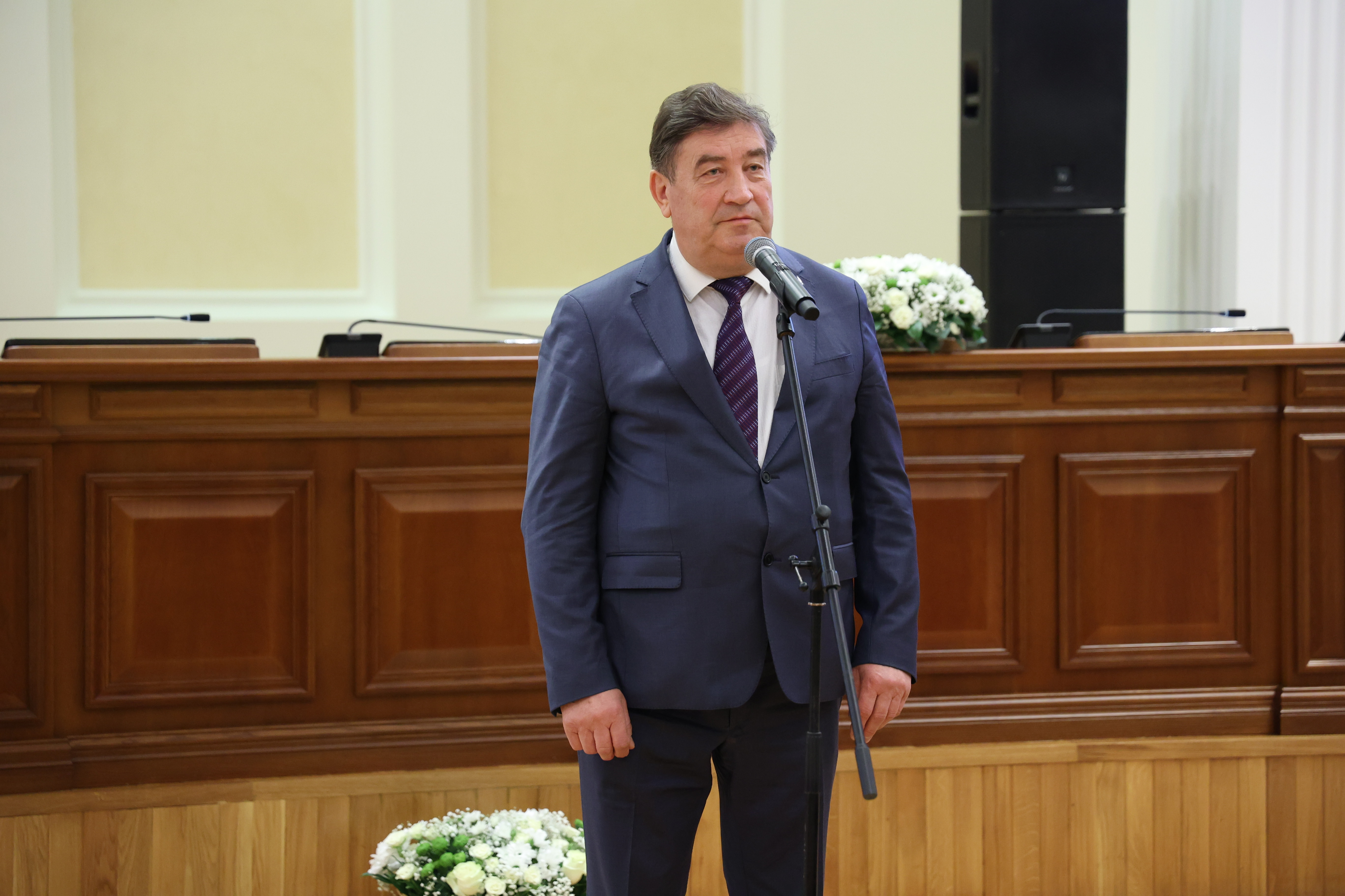Виктор Гончаров вручил награды Думы края лучшим работникам  МФЦ Ставрополья