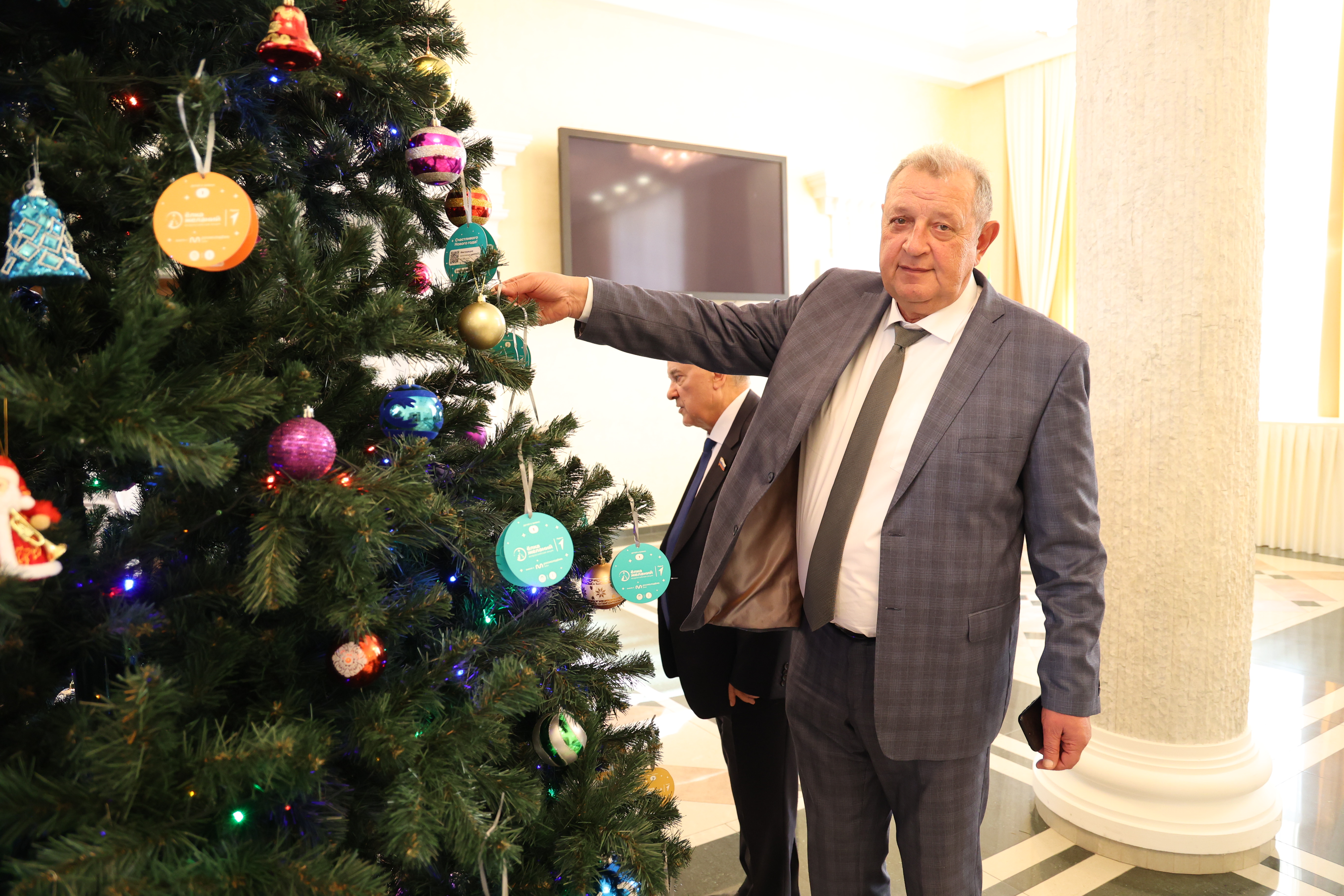 Депутаты Думы Ставрополья участвуют в благотворительной акции «Елка желаний»