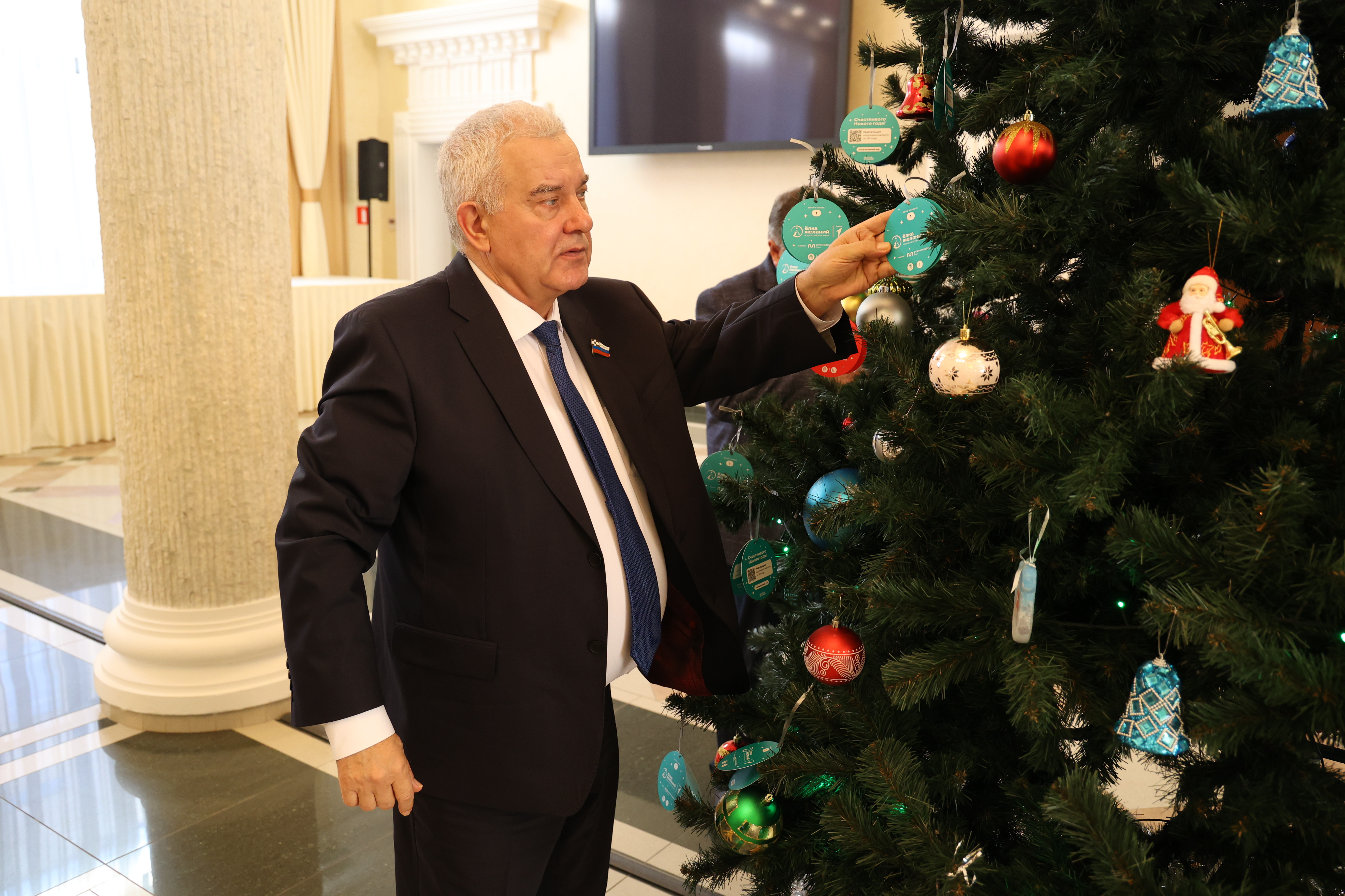 Депутаты Думы Ставрополья участвуют в благотворительной акции «Елка желаний»