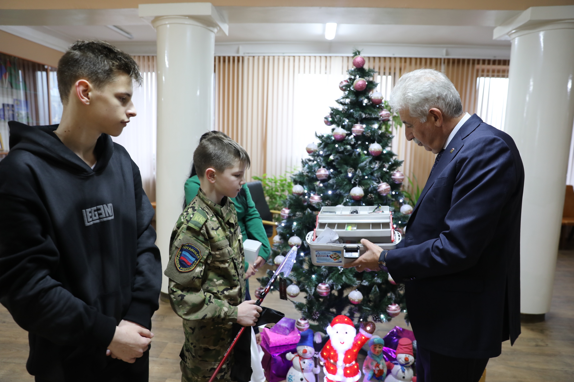 Депутаты Думы Ставропольского края привезли новогодние подарки для детей Антрацитовского района ЛНР