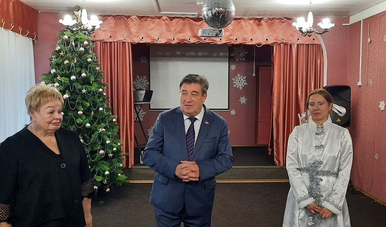 Виктор Гончаров поздравил воспитанников детского дома с наступающими новогодними праздниками