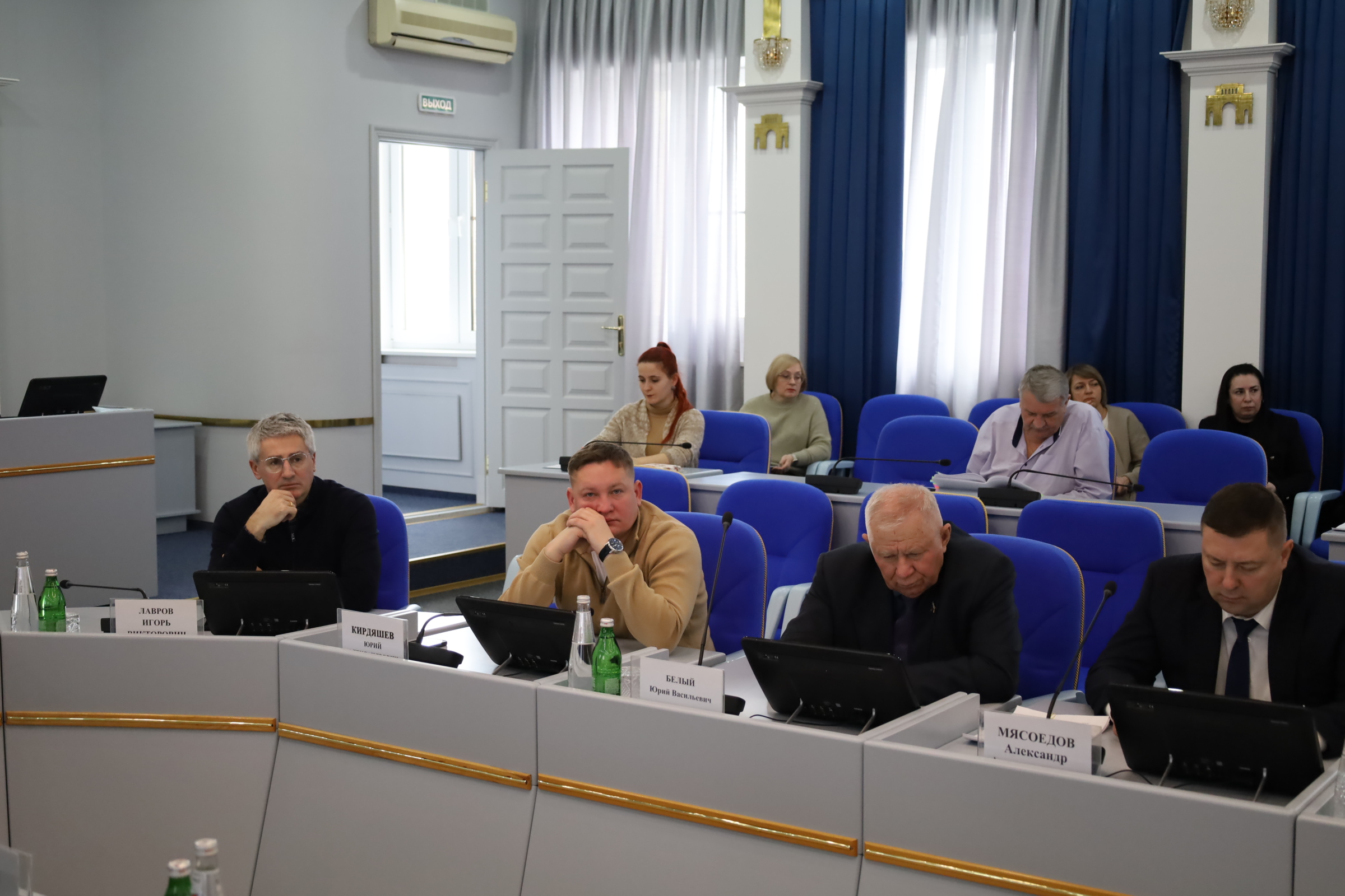 Депутаты работают над краевыми законами, регулирующими молодежную политику и соцподдержку детей-сирот