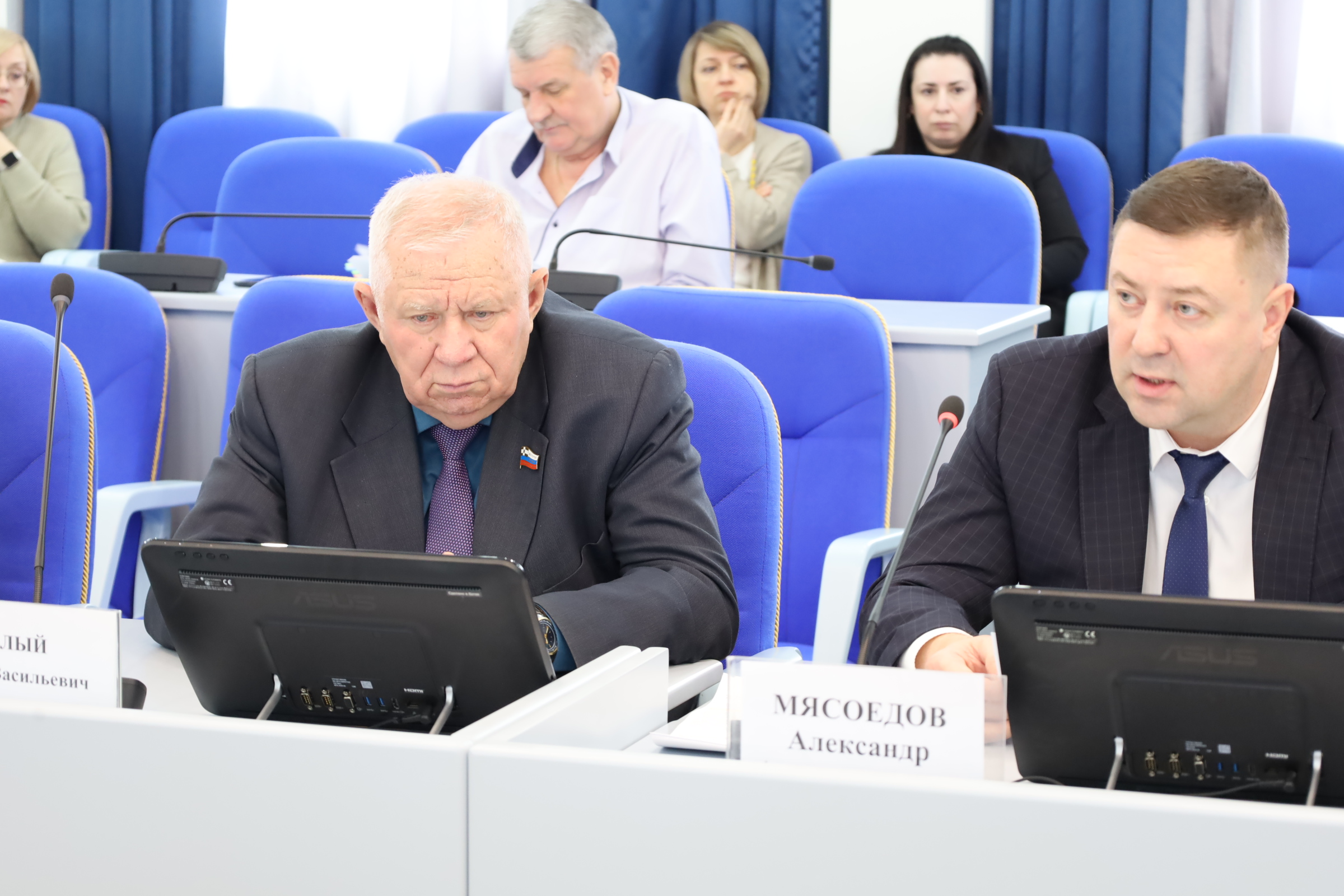 Депутаты работают над краевыми законами, регулирующими молодежную политику и соцподдержку детей-сирот