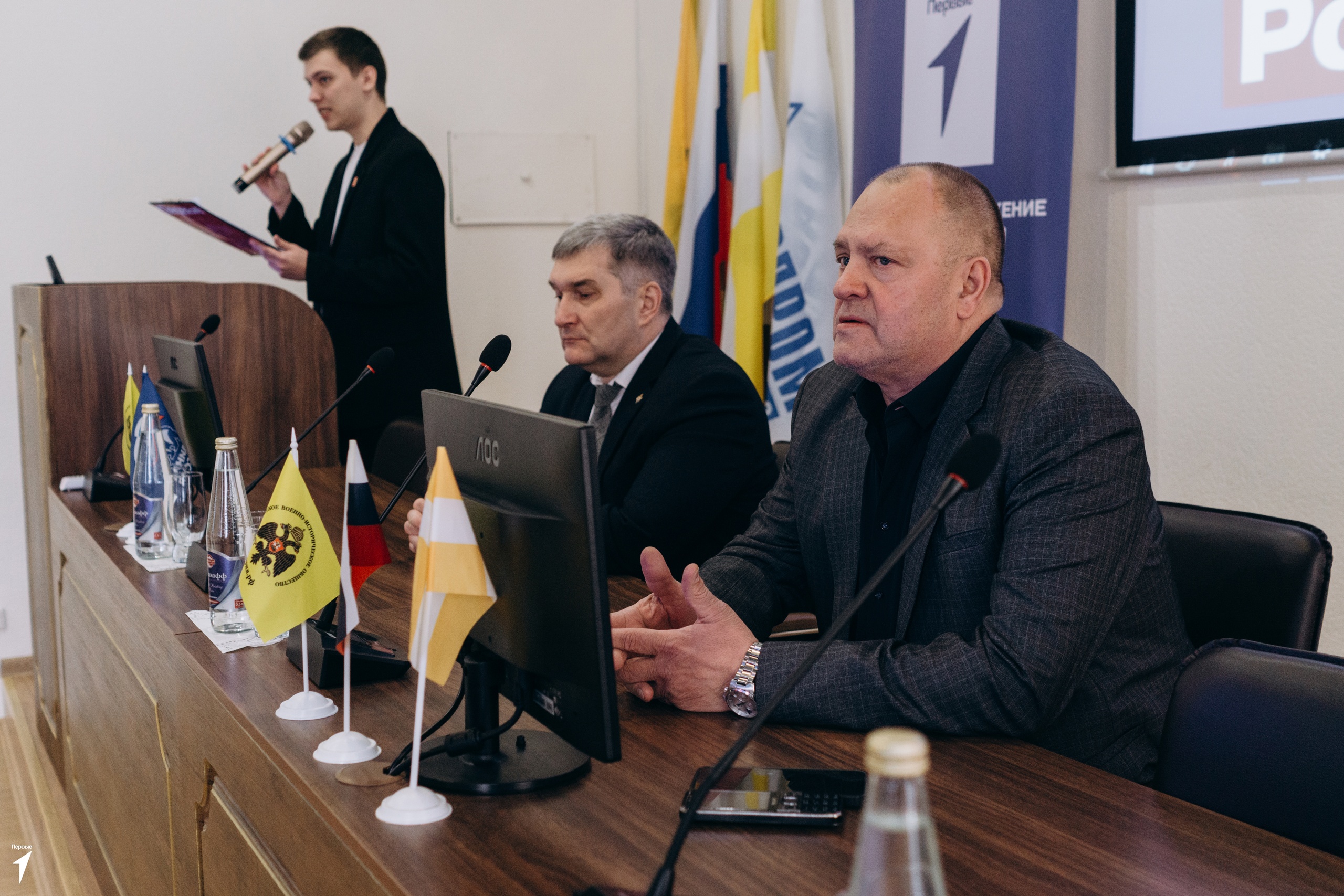 Депутат Сергей Шевелев вручил паспорта юным участникам  «Движения первых»