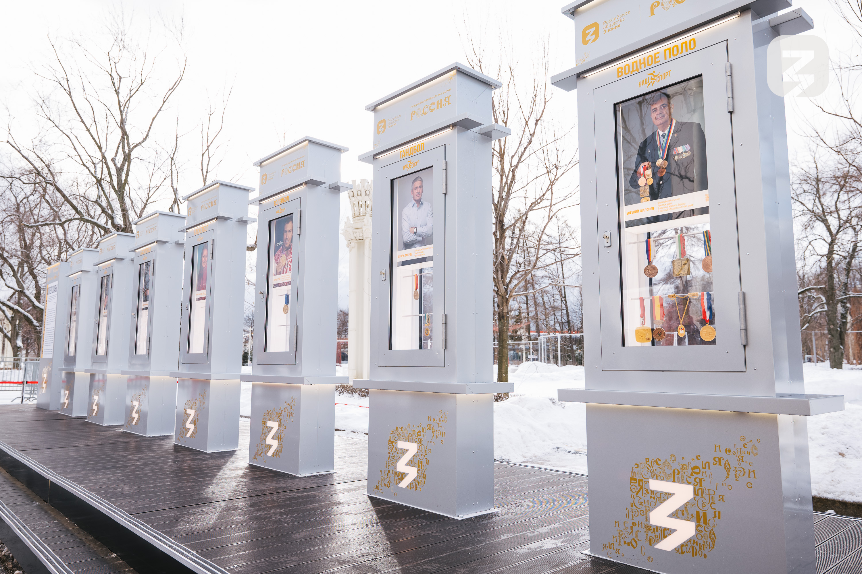 Игорь Лавров передал медали для Аллеи славы на ВДНХ