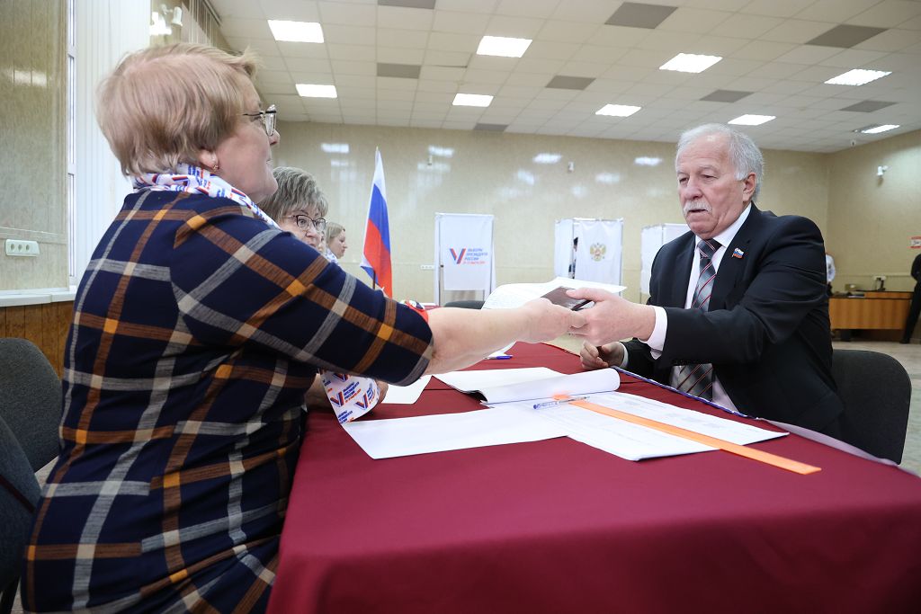 Председатель Думы Николай Великдань проголосовал на выборах Президента России