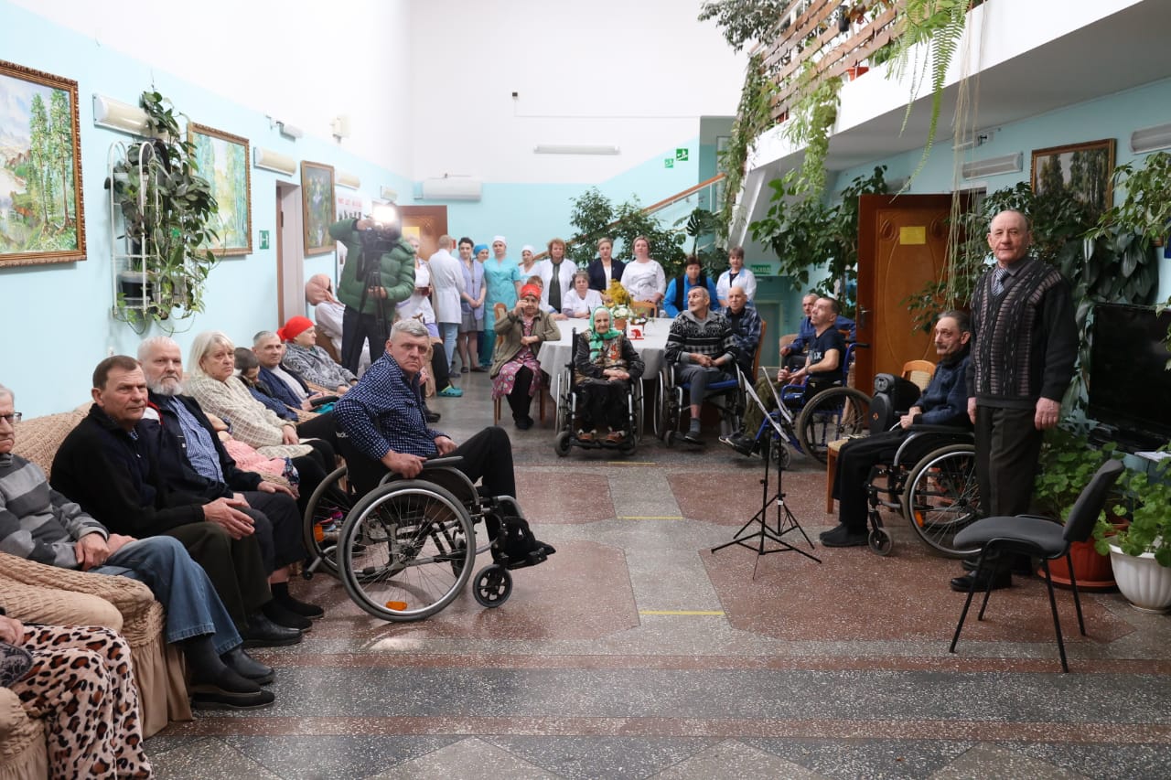 Николай Великдань посетил социальные объекты в поселке Красочном Ипатовского округа