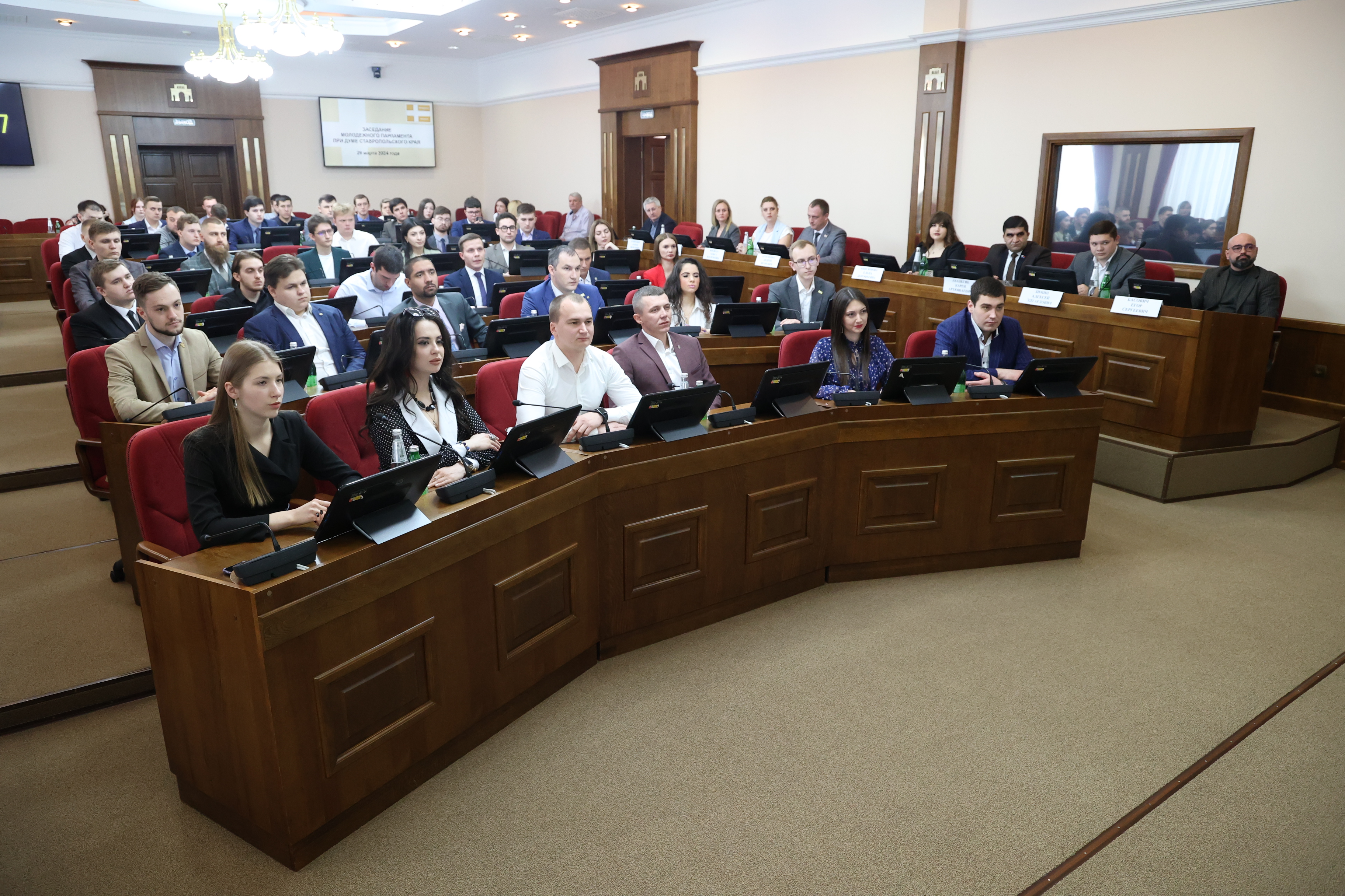 Молодые законодатели подвели итоги работы Молодежного парламента