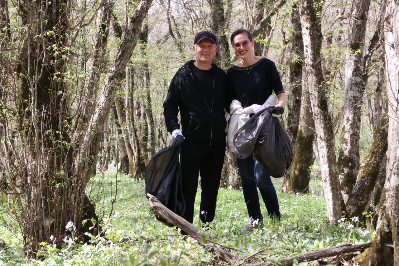 Депутаты и сотрудники аппарата краевой Думы провели субботник на территории Русского леса