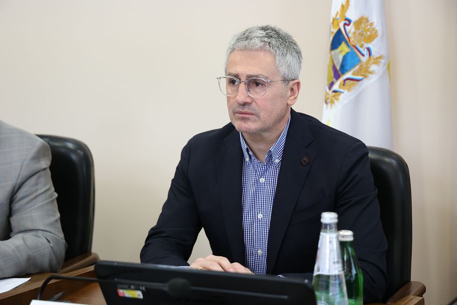 Краевые депутаты предложили развивать государственную аптечную сеть и запретить продажу сжиженного газа несовершеннолетним
