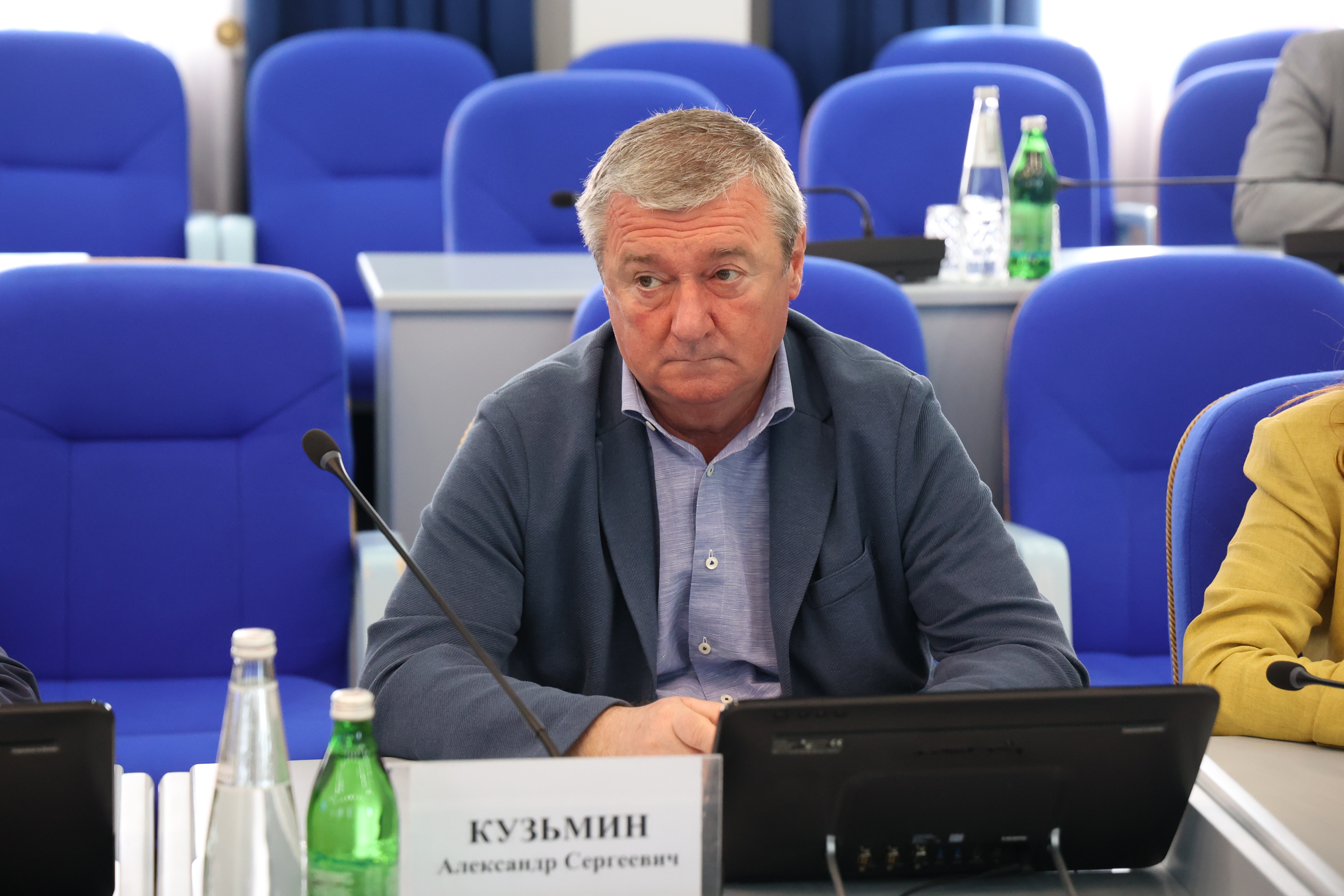 Проекты законов о дополнительной поддержке многодетных семей и детей-сирот рассматриваются в Думе Ставрополья
