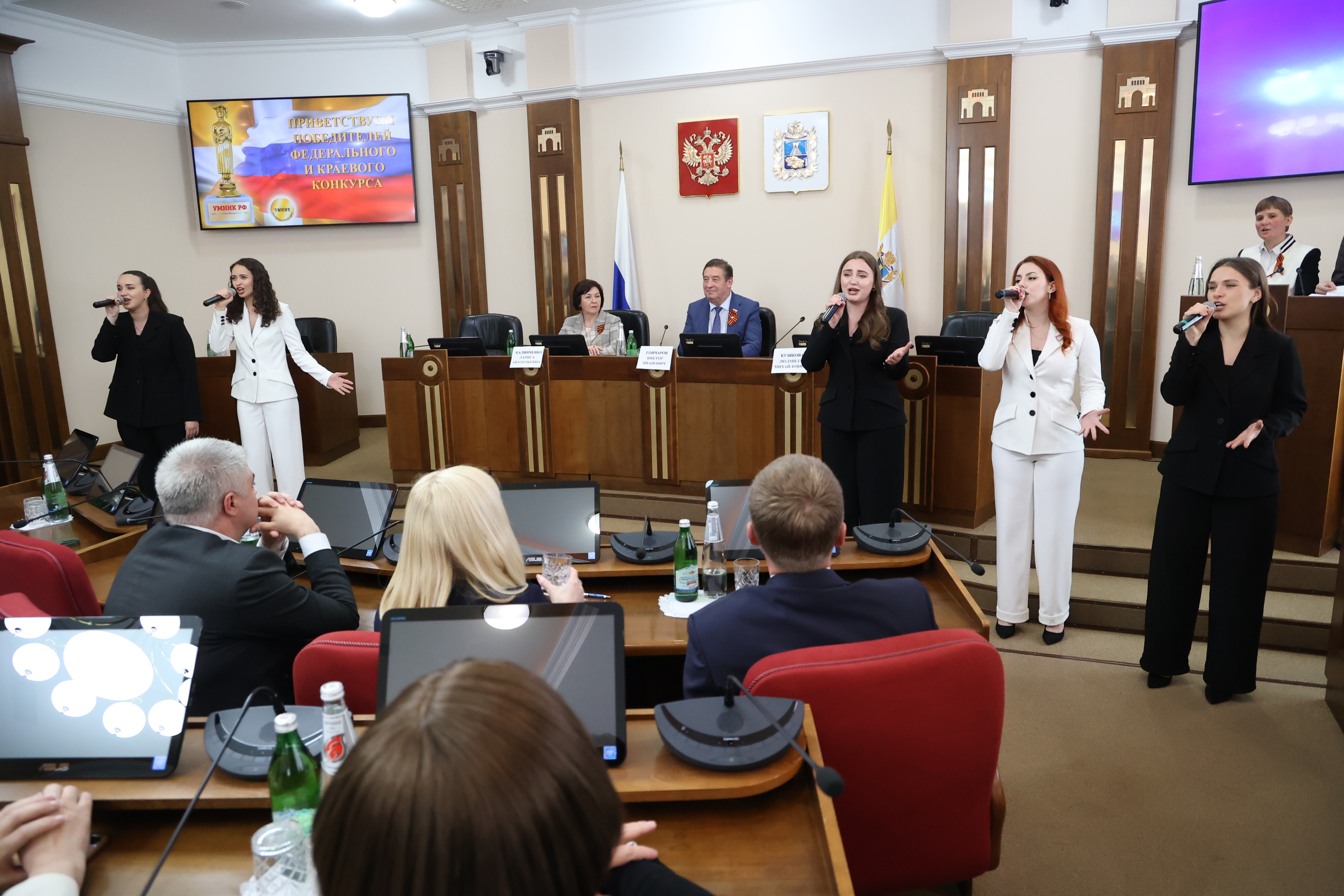 В Думе Ставрополья наградили молодых ученых региона – победителей конкурса «УМНИК – 2023»