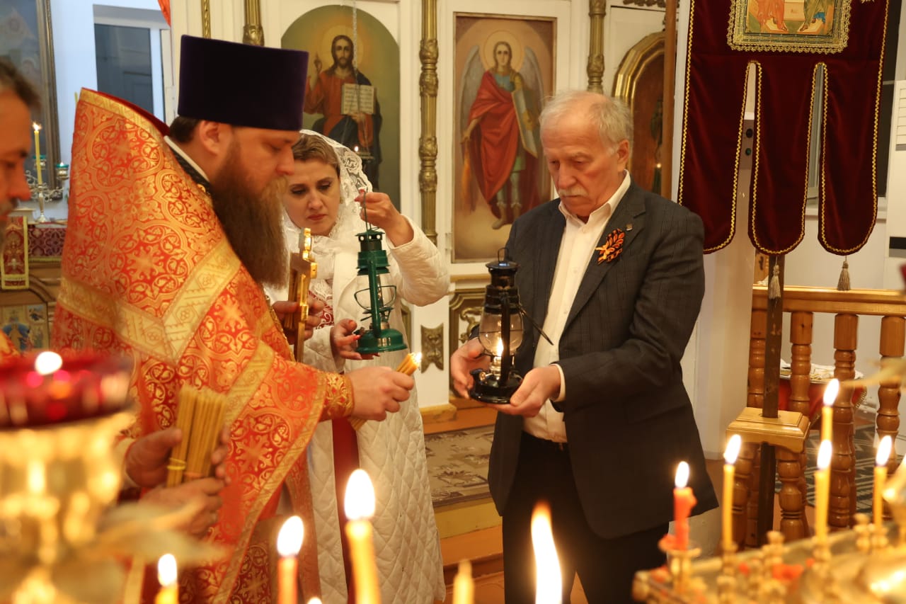 Николай Великдань доставил частицу Благодатного огня в храм Ипатовского округа