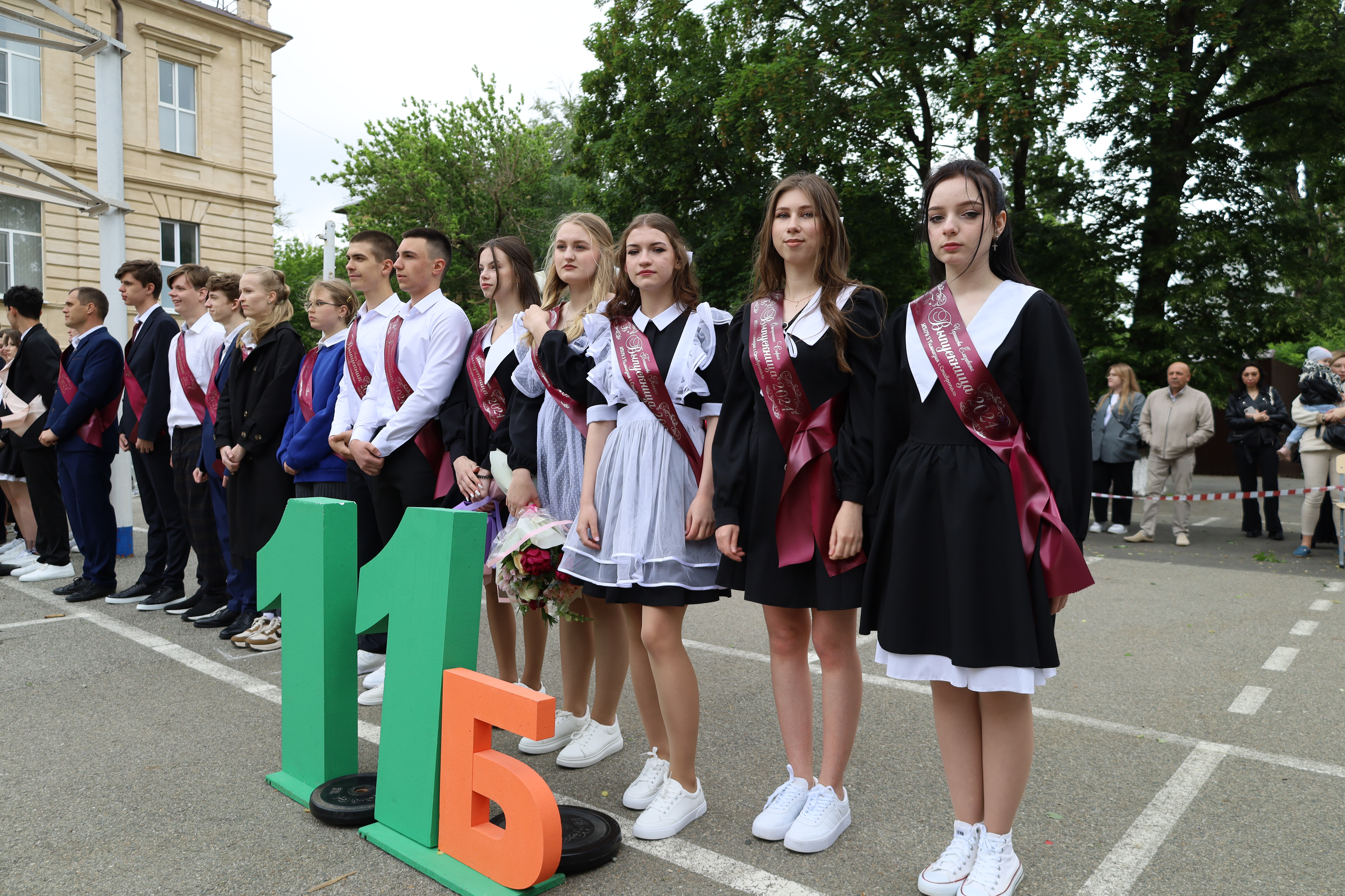 Николай Великдань поздравил выпускников ставропольской гимназии с Последним звонком